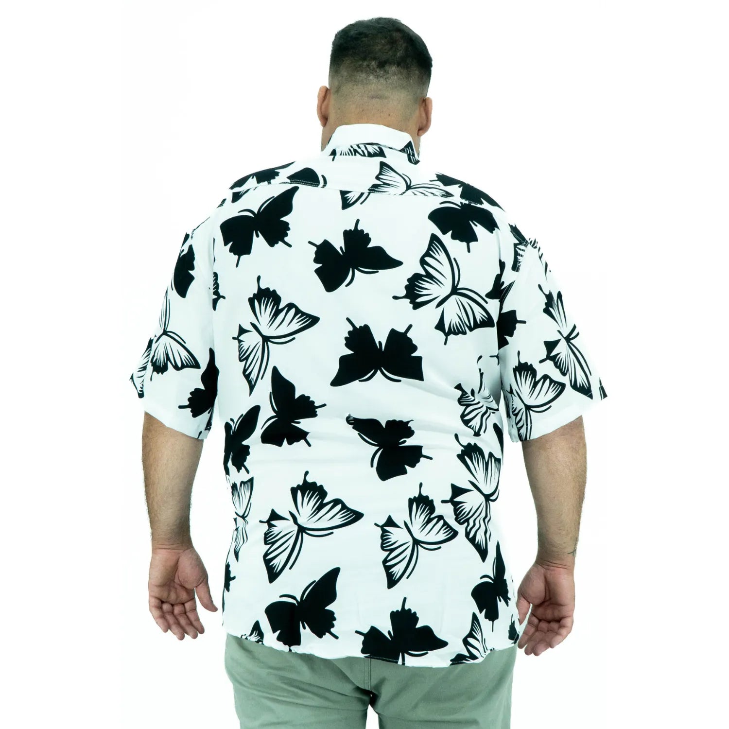 Modelo usando camisa social de viscose plus size de manga curta e com estampa de borboleta, na cor branca da Absinto Men.