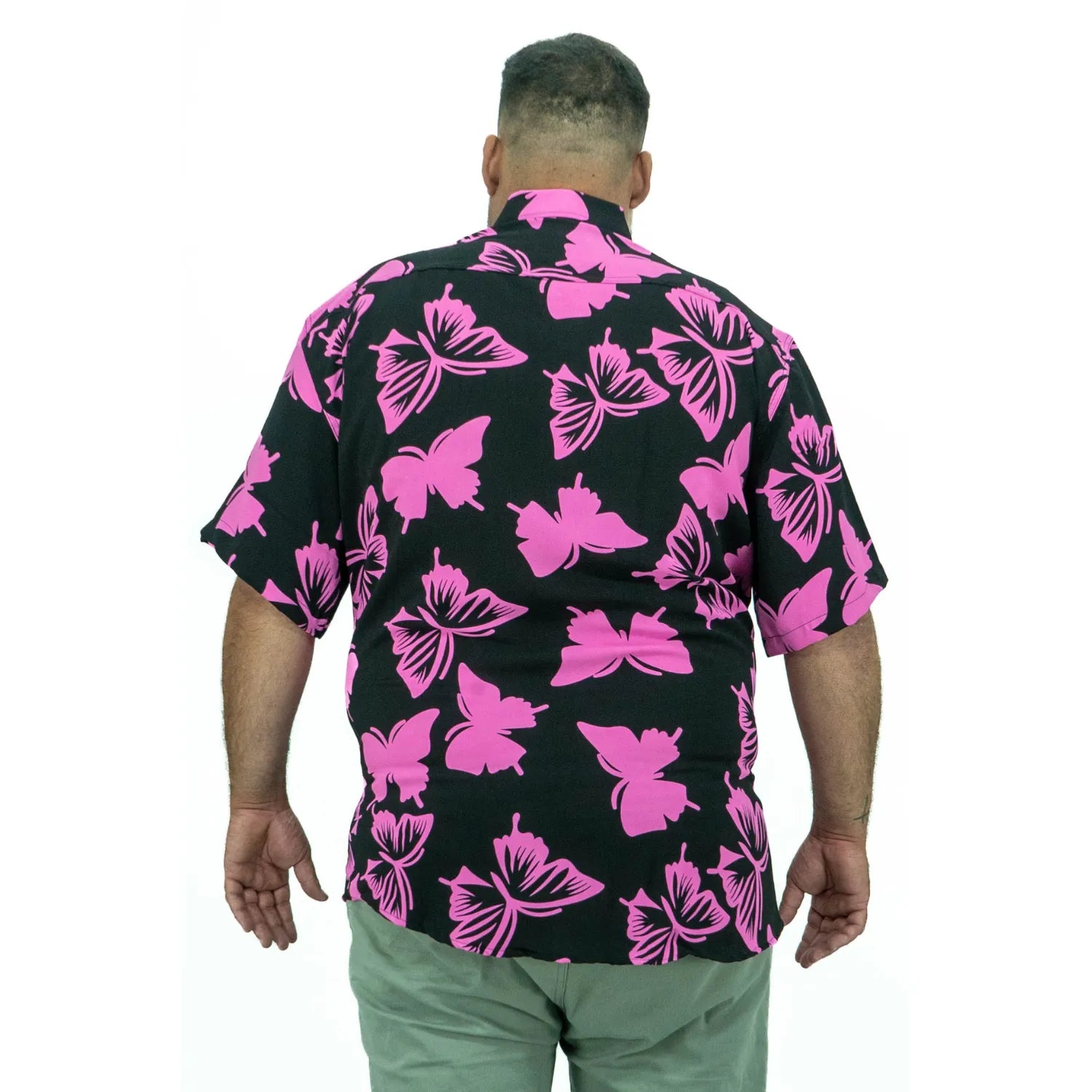 Modelo usando camisa social de viscose plus size de manga curta e com estampa de borboleta, na cor preto com rosa da Absinto Men.