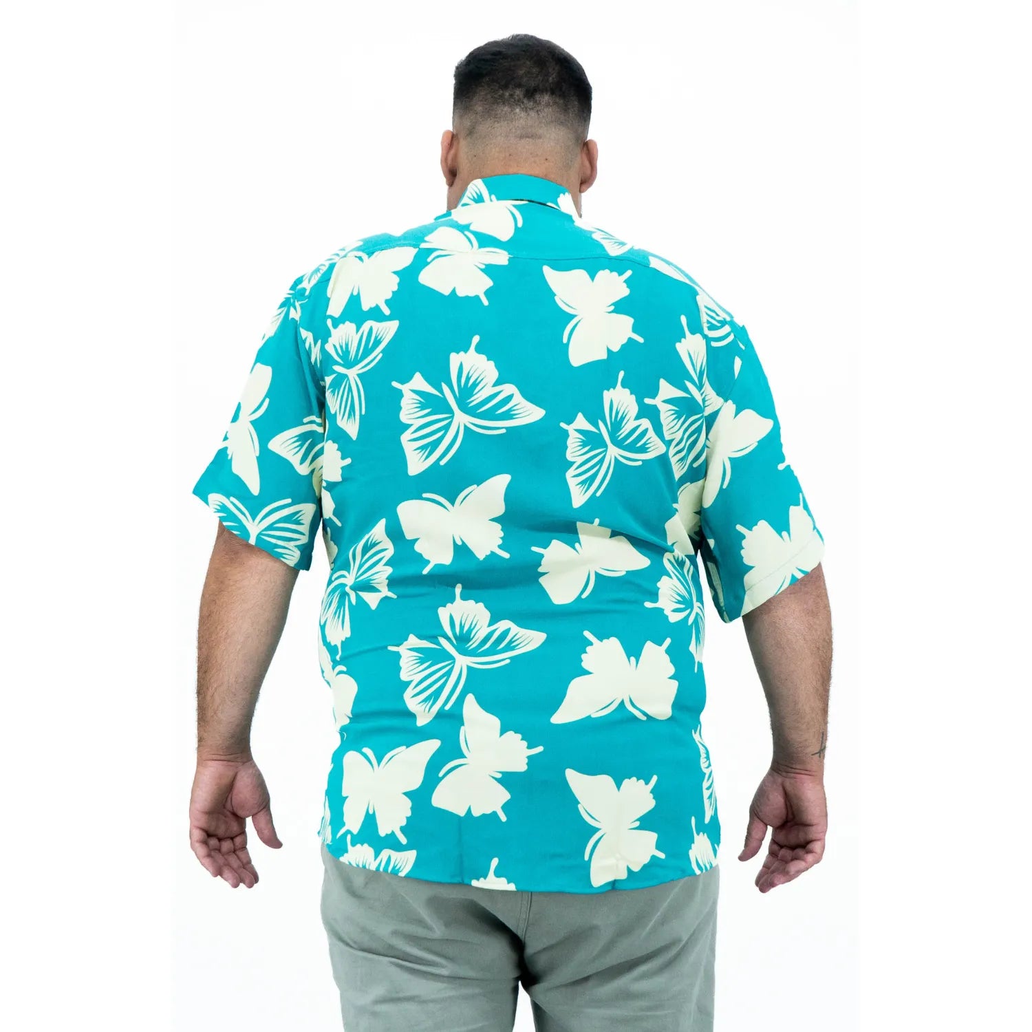 Modelo usando camisa social de viscose plus size de manga curta e com estampa de borboleta, na cor verde água da Absinto Men.