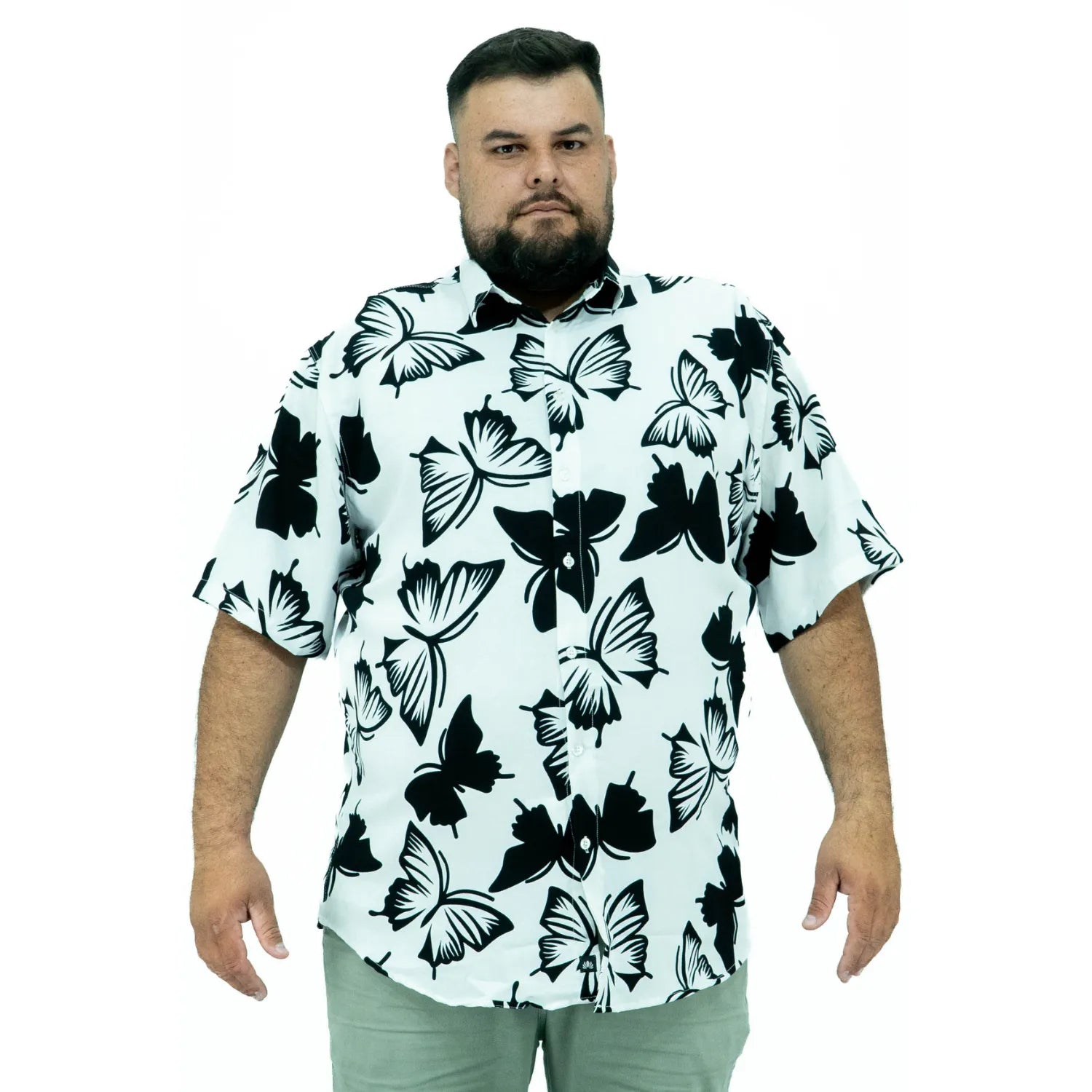Modelo usando camisa social de viscose plus size de manga curta e com estampa de borboleta, na cor branca da Absinto Men.