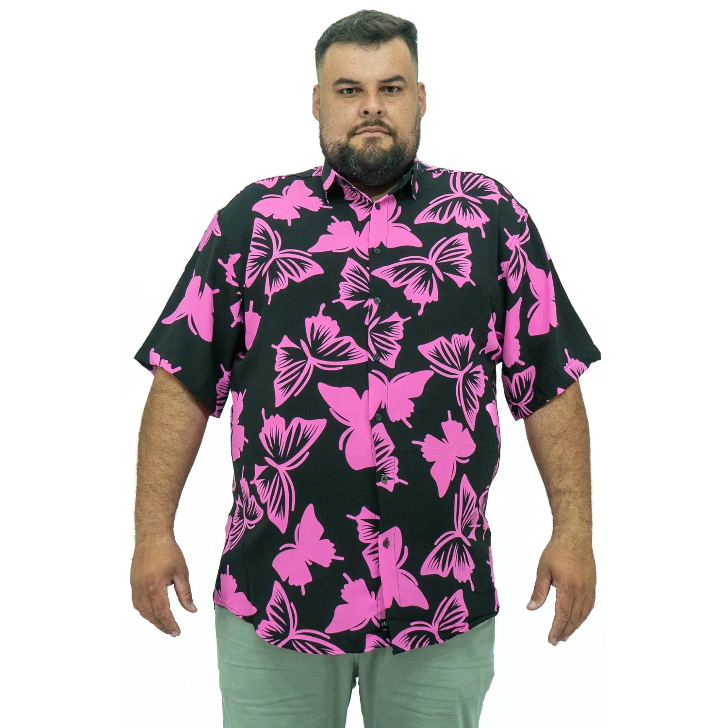 Modelo usando camisa social de viscose plus size de manga curta e com estampa de borboleta, na cor preto com rosa da Absinto Men.