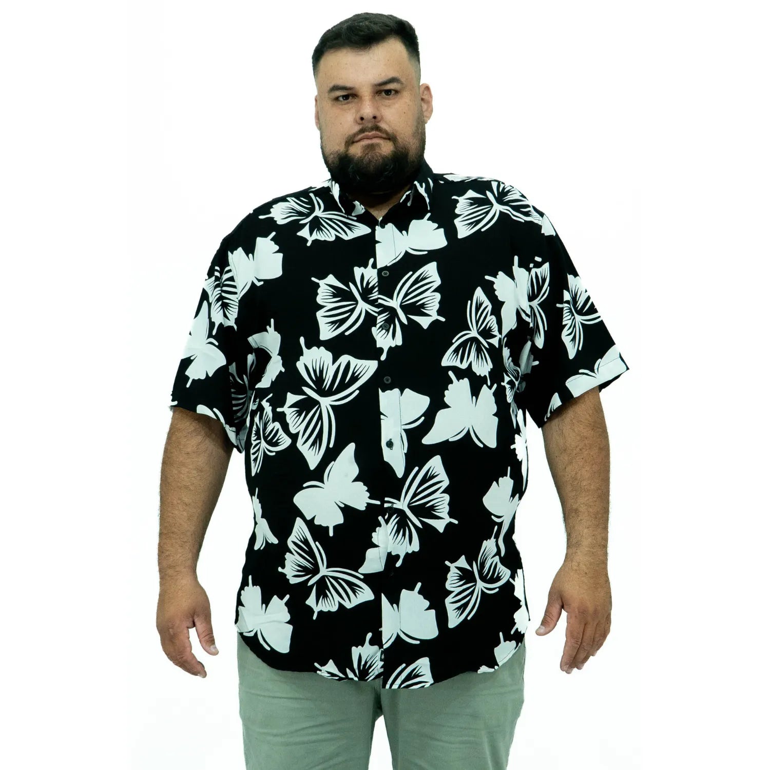 Modelo usando camisa social de viscose plus size de manga curta e com estampa de borboleta, na cor preta da Absinto Men.