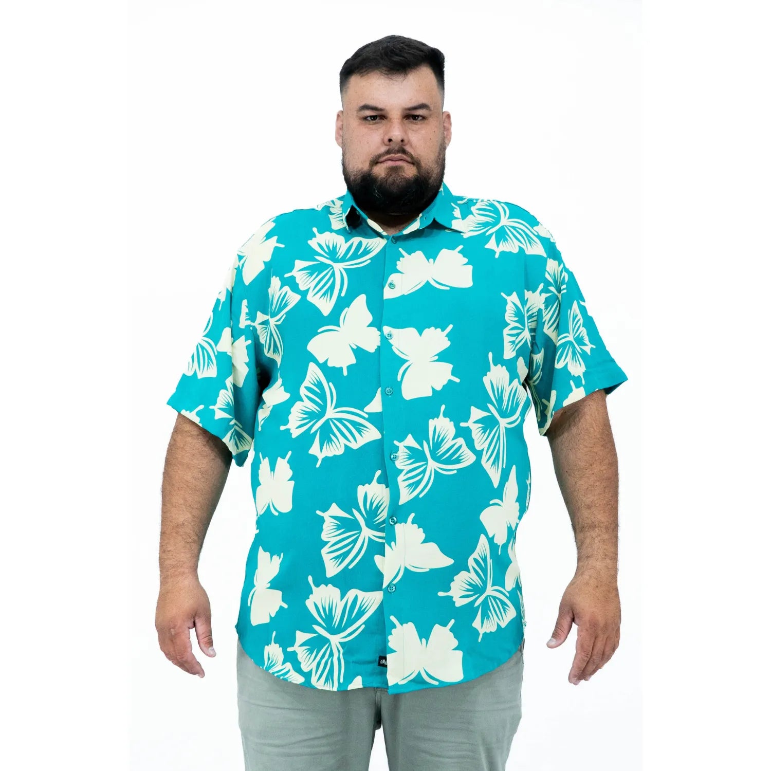 Modelo usando camisa social de viscose plus size de manga curta e com estampa de borboleta, na cor verde água da Absinto Men.