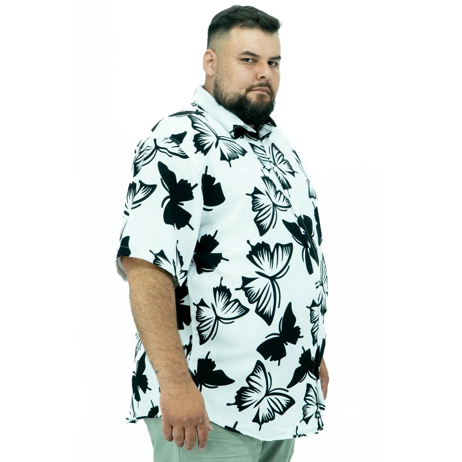 Modelo usando camisa social de viscose plus size de manga curta e com estampa de borboleta, na cor branca da Absinto Men.