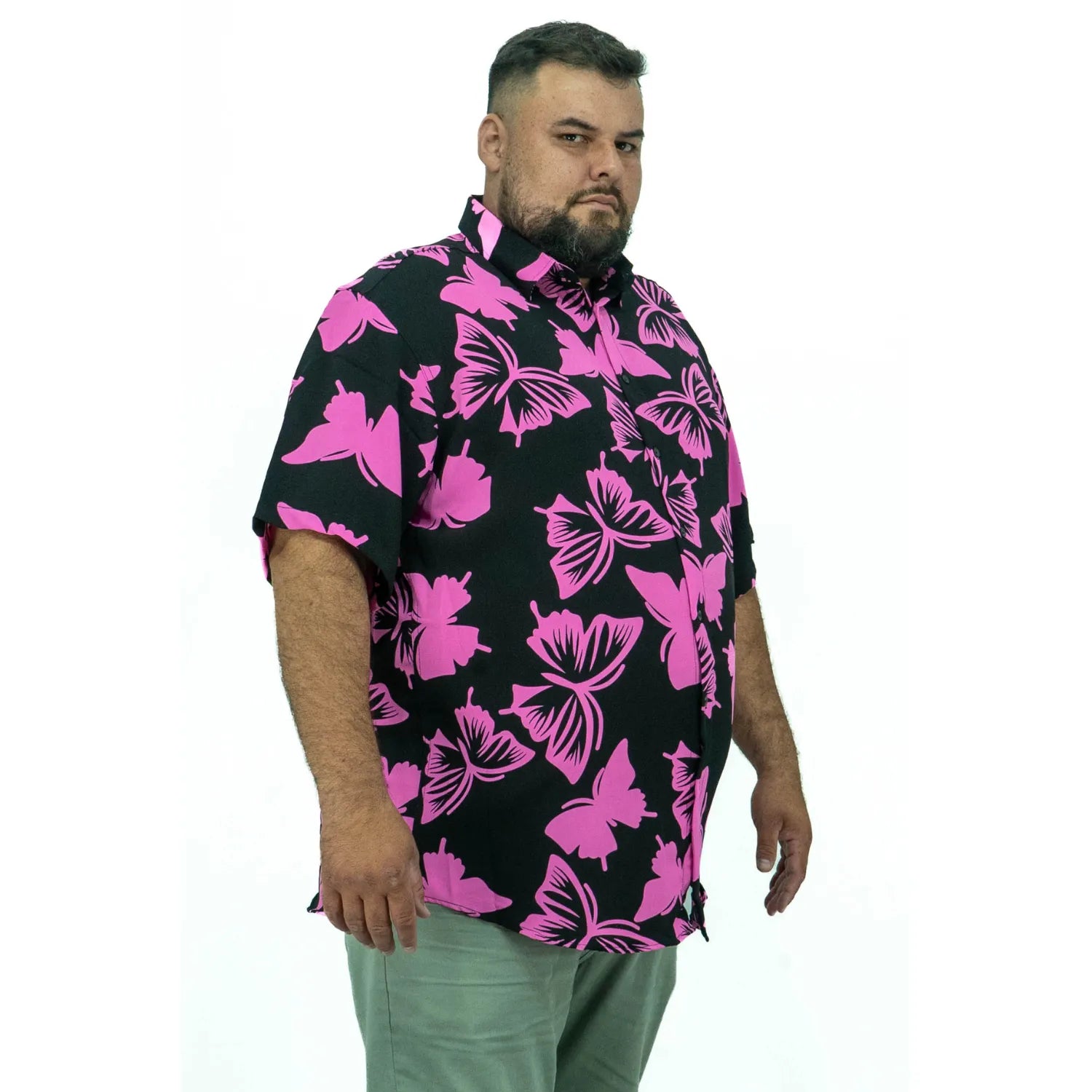 Modelo usando camisa social de viscose plus size de manga curta e com estampa de borboleta, na cor preto com rosa da Absinto Men.