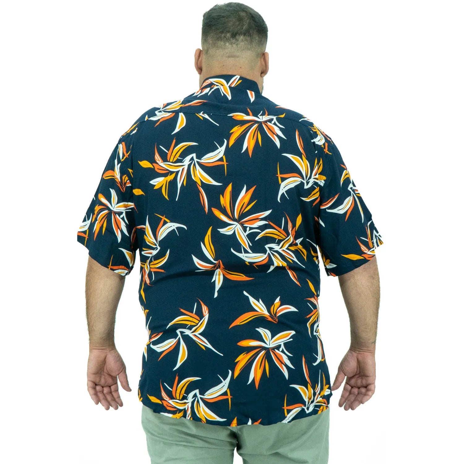 Modelo usando camisa social de viscose plus size de manga curta e com estampa floral, na cor marinho da Absinto Men.