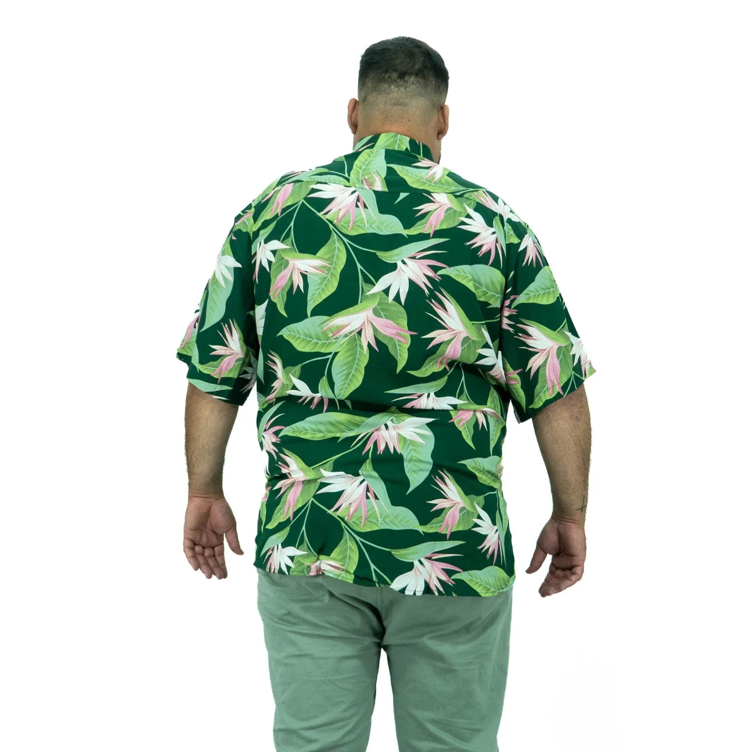 Modelo usando camisa social de viscose plus size de manga curta e com estampa floral, na cor verde da Absinto Men.