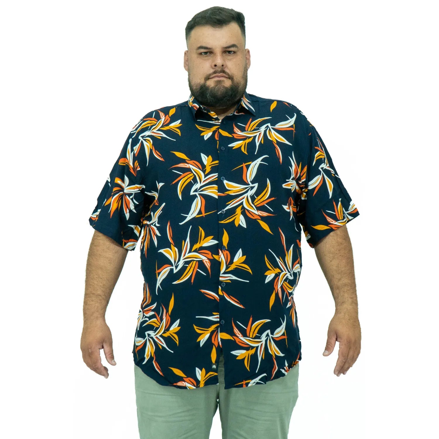 Modelo usando camisa social de viscose plus size de manga curta e com estampa floral, na cor marinho da Absinto Men.