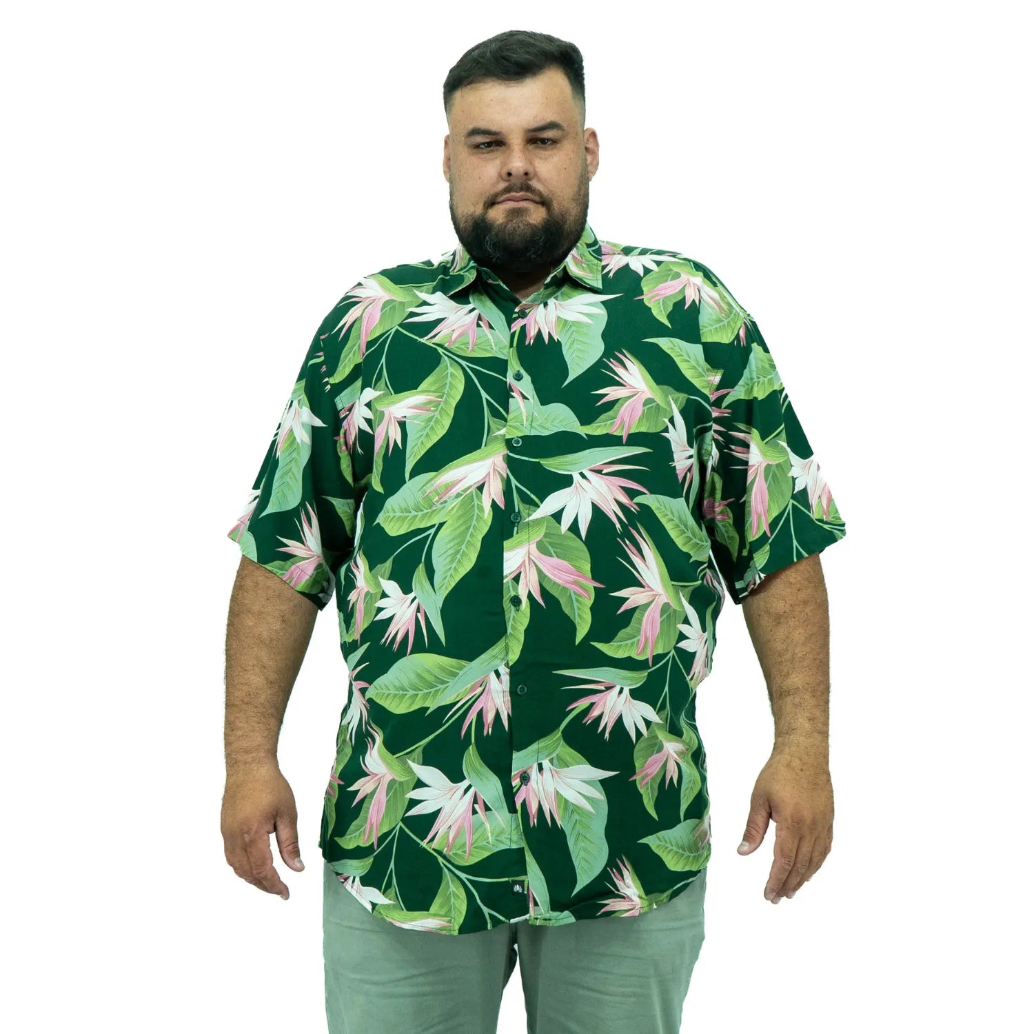 Modelo usando camisa social de viscose plus size de manga curta e com estampa floral, na cor verde da Absinto Men.
