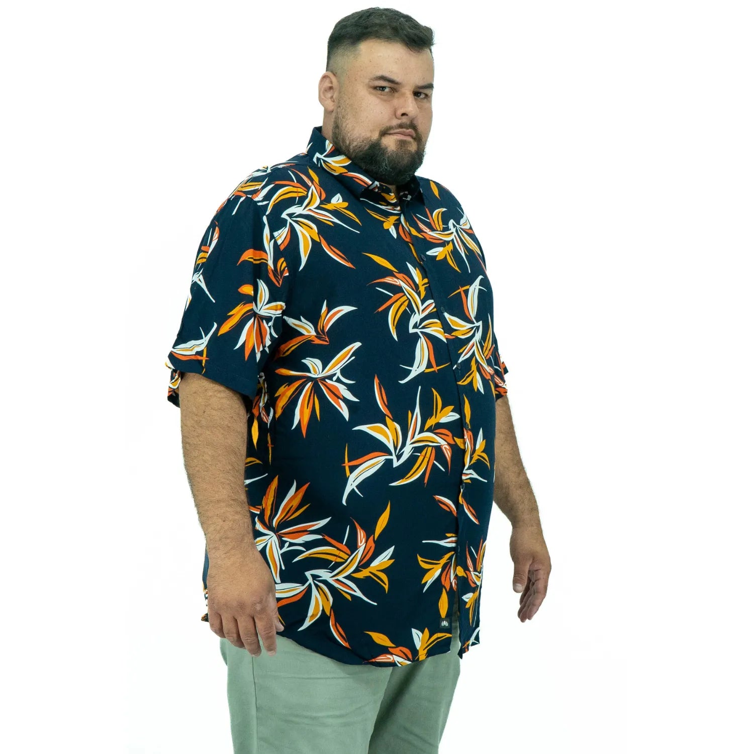 Modelo usando camisa social de viscose plus size de manga curta e com estampa floral, na cor marinho da Absinto Men.