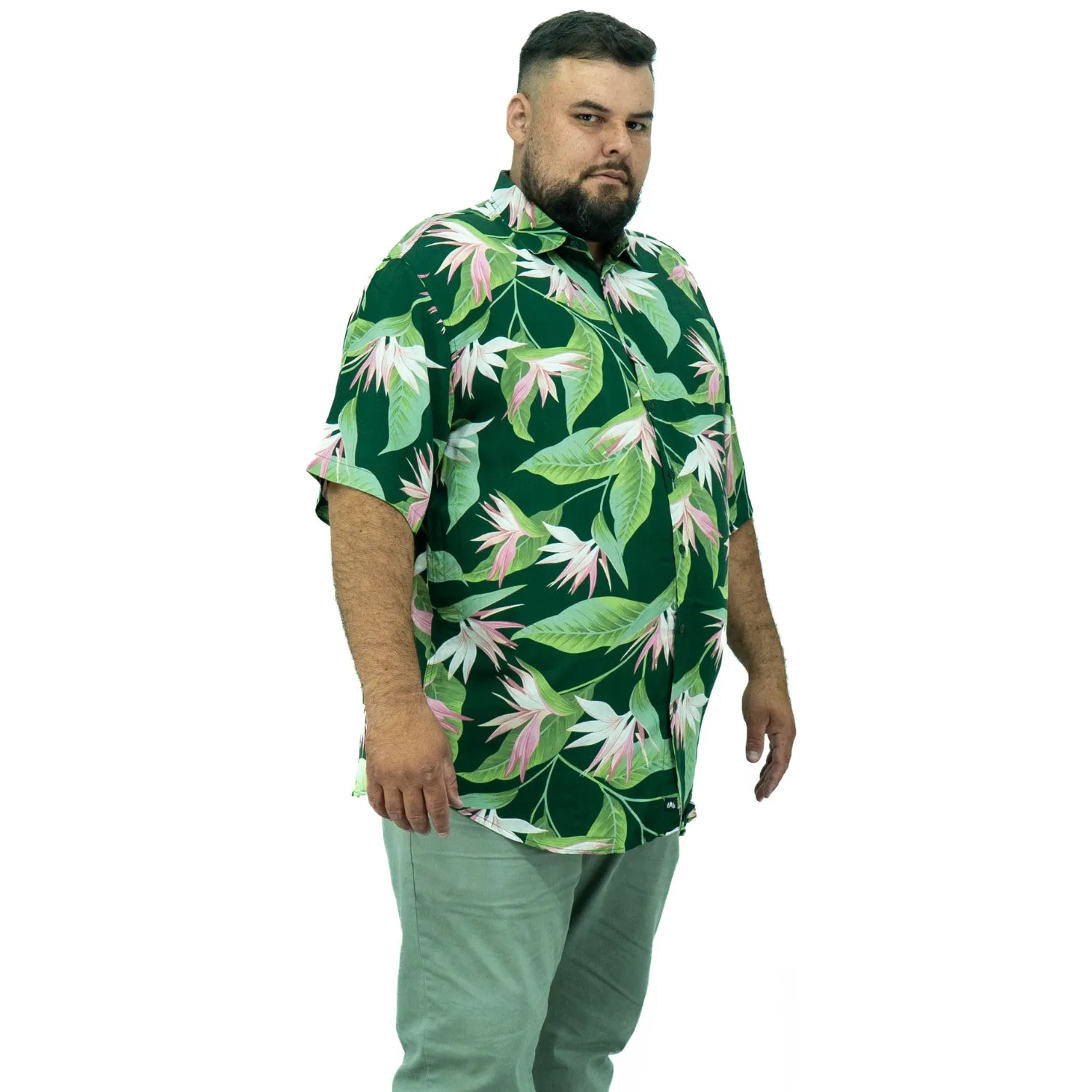 Modelo usando camisa social de viscose plus size de manga curta e com estampa floral, na cor verde da Absinto Men.