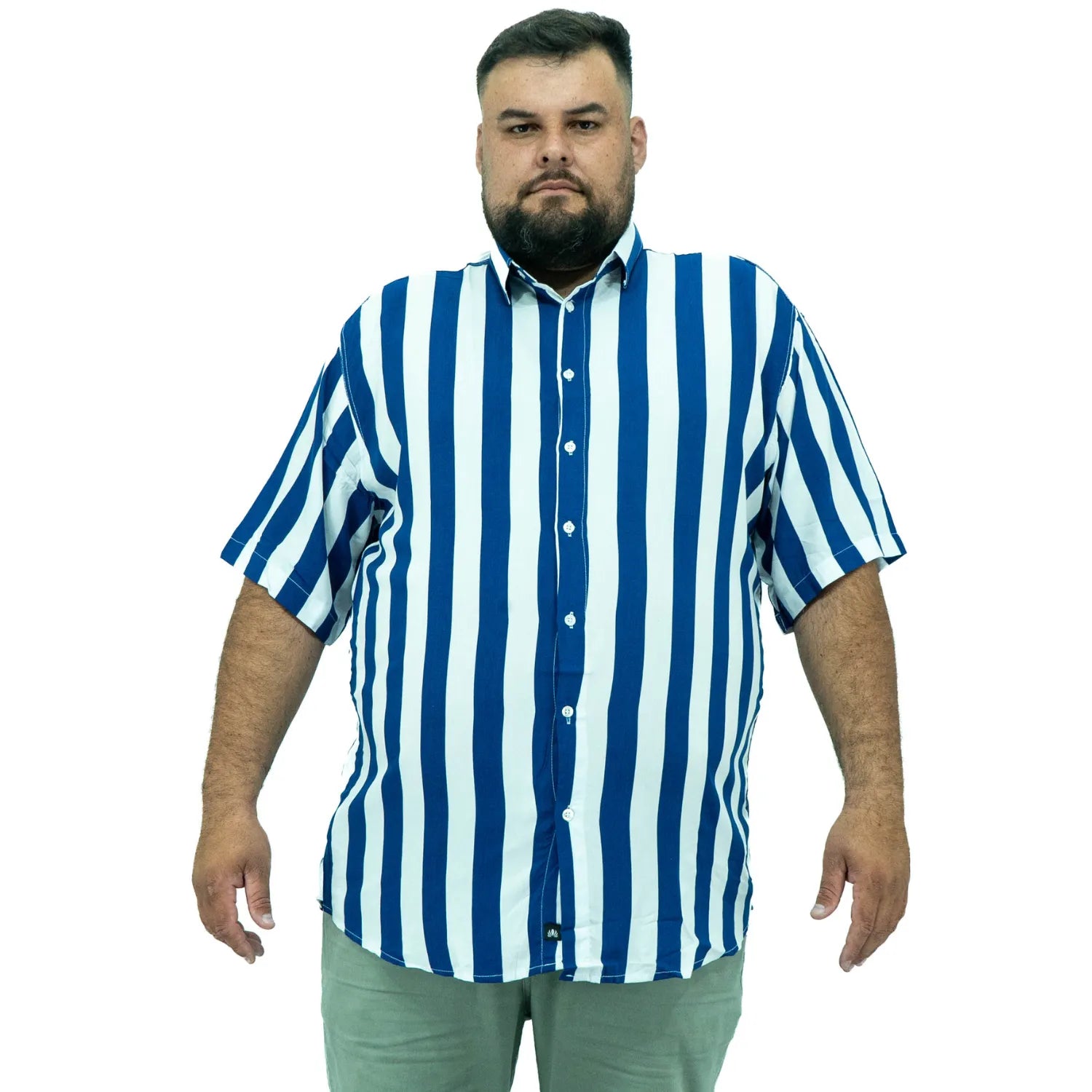 Foto de camisa social plus size de viscose, listrada, na cor azul da marca Absinto Men.