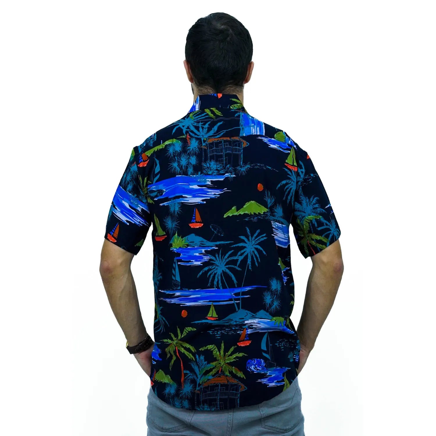 Foto de camisa social de viscose, com estampa de barco, na cor marinho da marca Absinto Men.