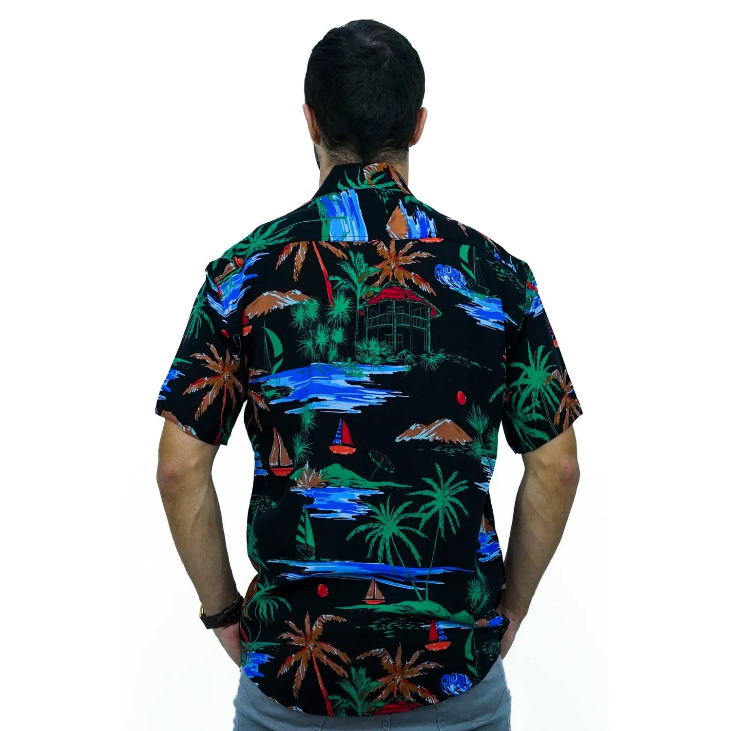 Foto de camisa social de viscose, com estampa de barco, na cor preta da marca Absinto Men.