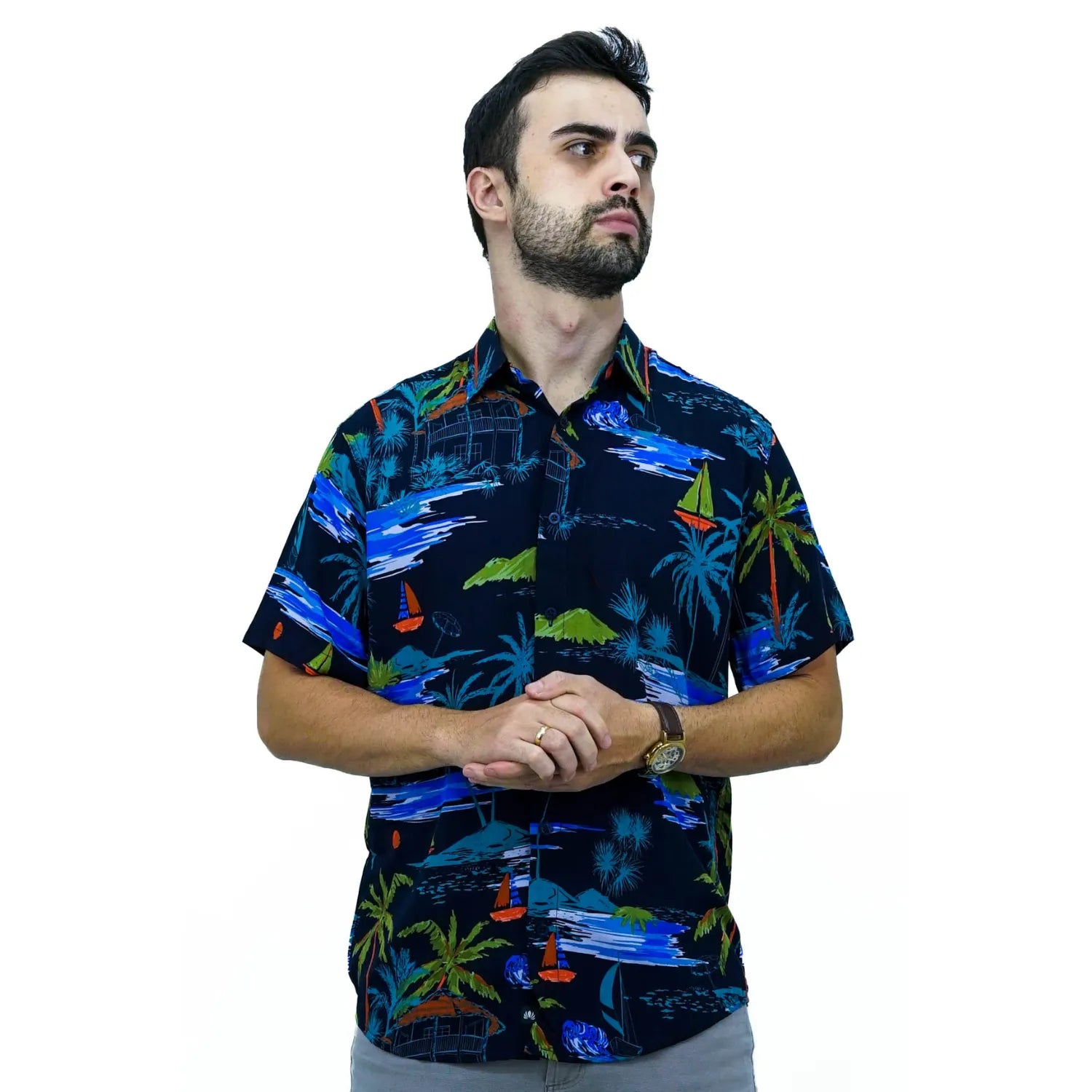 Foto de camisa social de viscose, com estampa de barco, na cor marinho da marca Absinto Men.