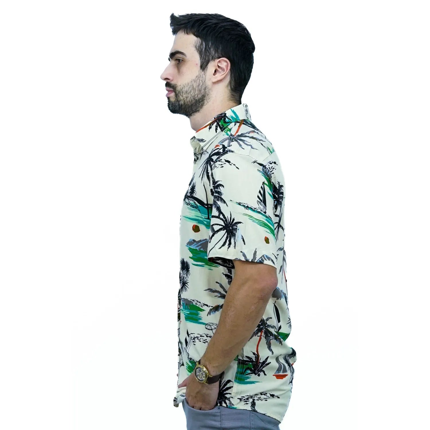 Foto de camisa social de viscose, com estampa de barco, na cor bege da marca Absinto Men.