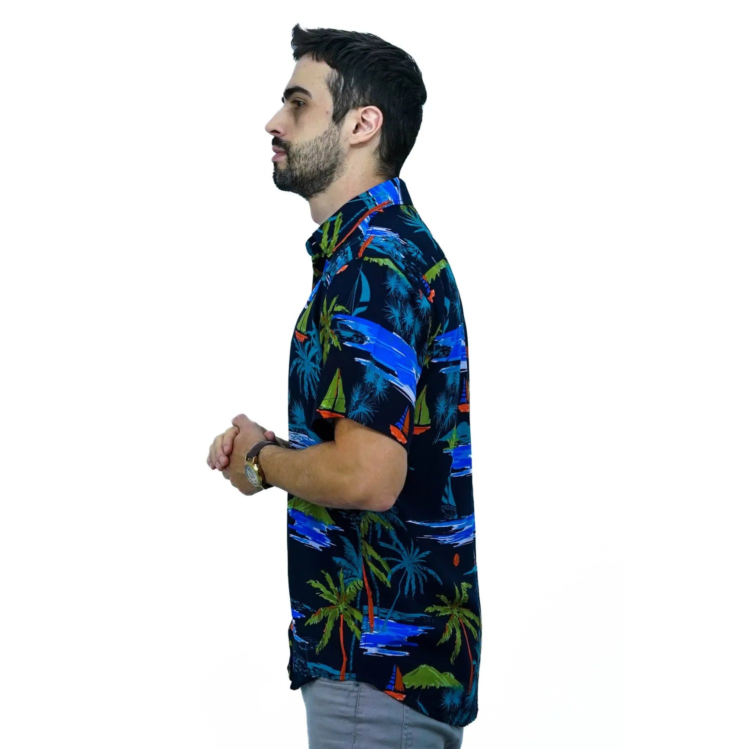 Foto de camisa social de viscose, com estampa de barco, na cor marinho da marca Absinto Men.