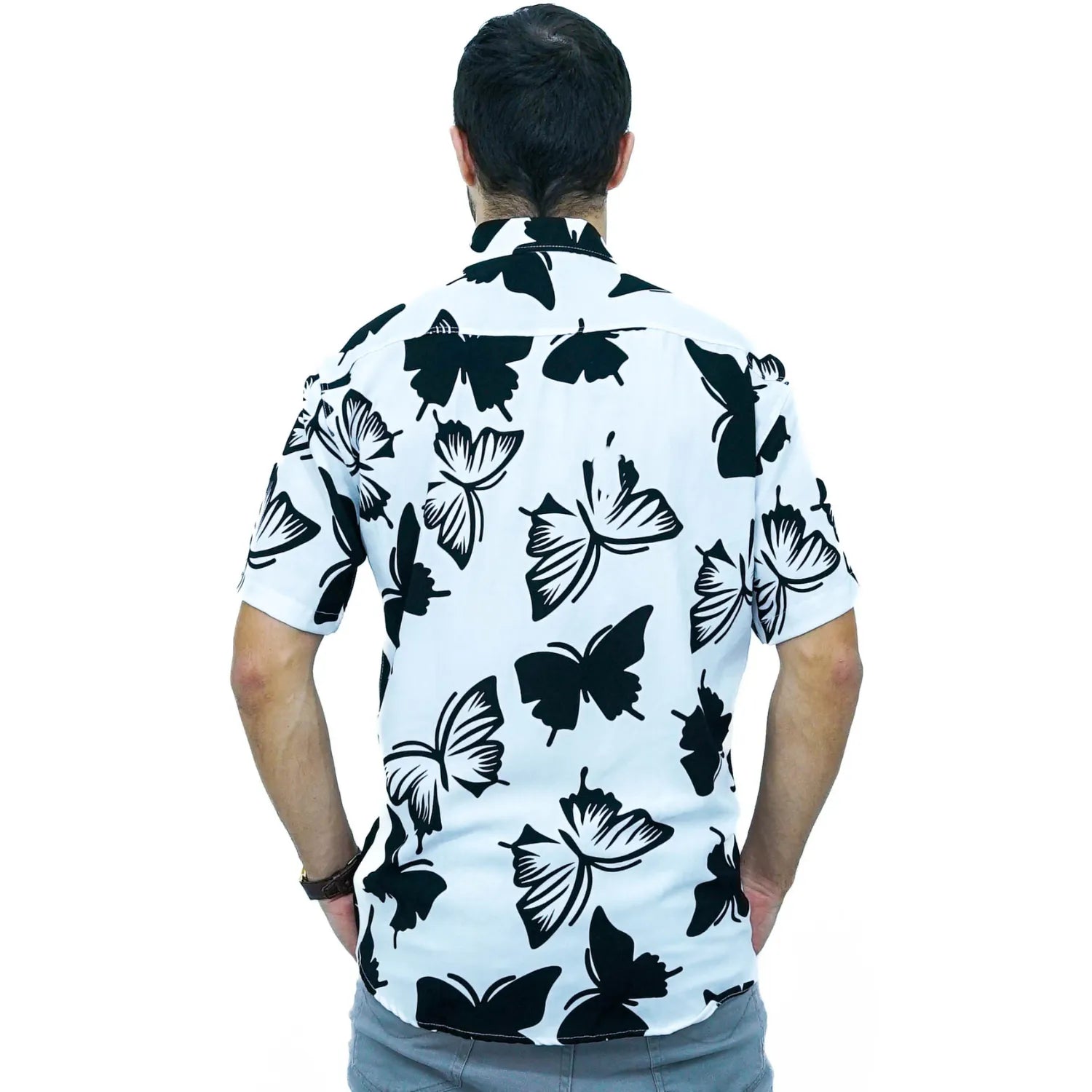 Modelo usando camisa social de viscose, de manga curta e com estampa de borboleta, na cor branca da Absinto Men.