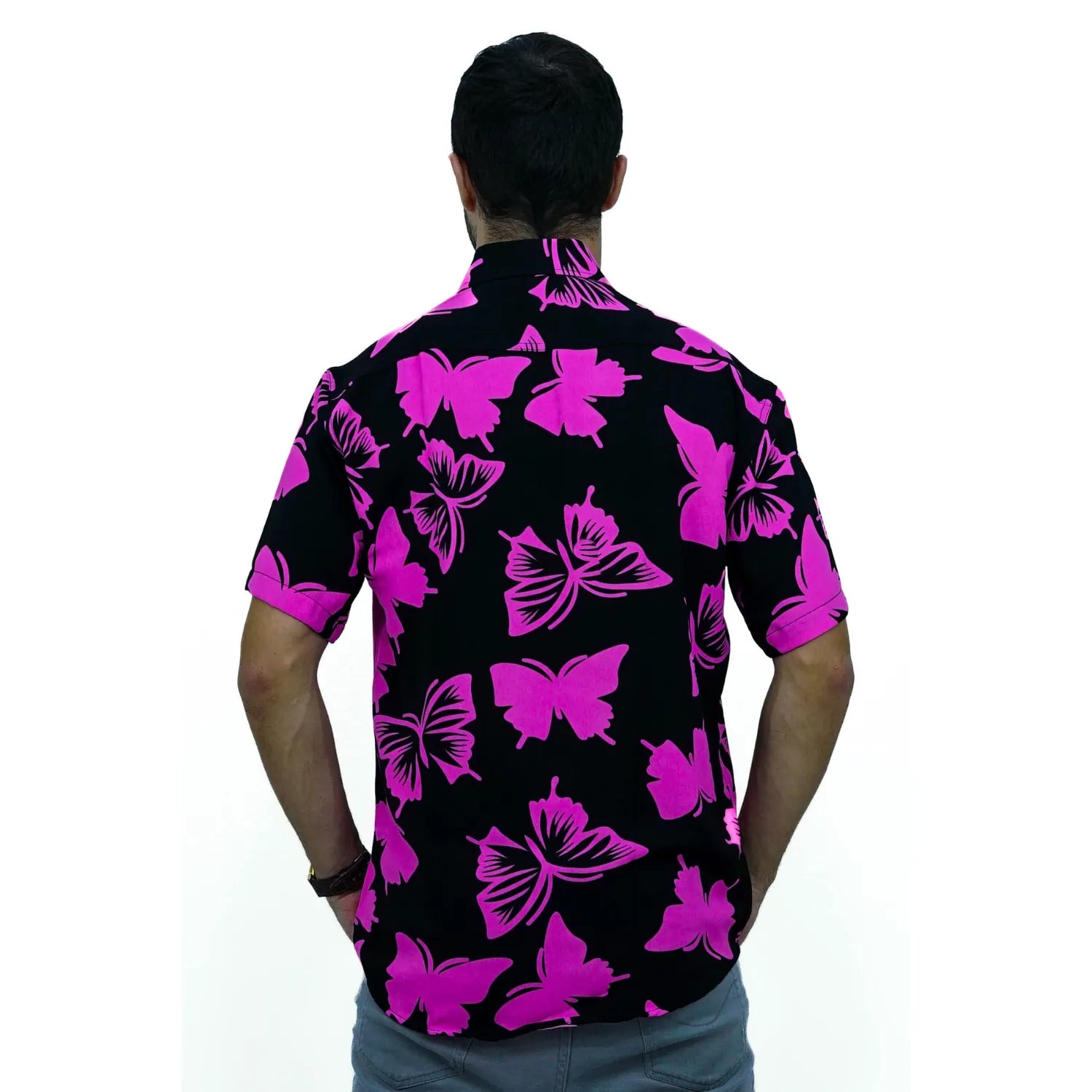 Modelo usando camisa social de viscose, de manga curta e com estampa de borboleta, na cor preto com rosa da Absinto Men.