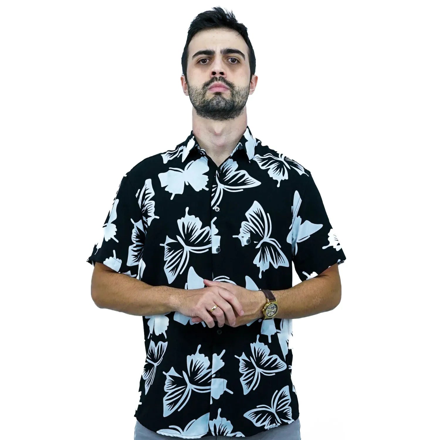 Modelo usando camisa social de viscose, de manga curta e com estampa de borboleta, na cor preta  da Absinto Men.