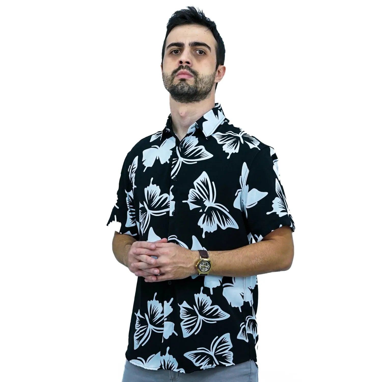 Modelo usando camisa social de viscose, de manga curta e com estampa de borboleta, na cor preta  da Absinto Men.