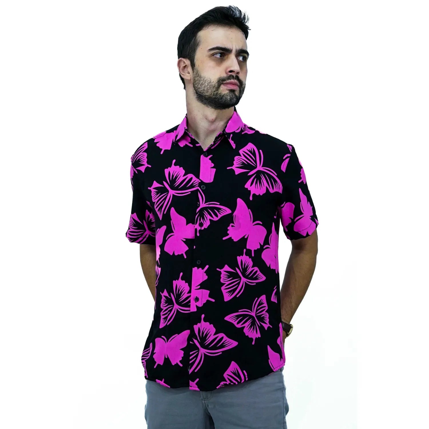 Modelo usando camisa social de viscose, de manga curta e com estampa de borboleta, na cor preto com rosa da Absinto Men.