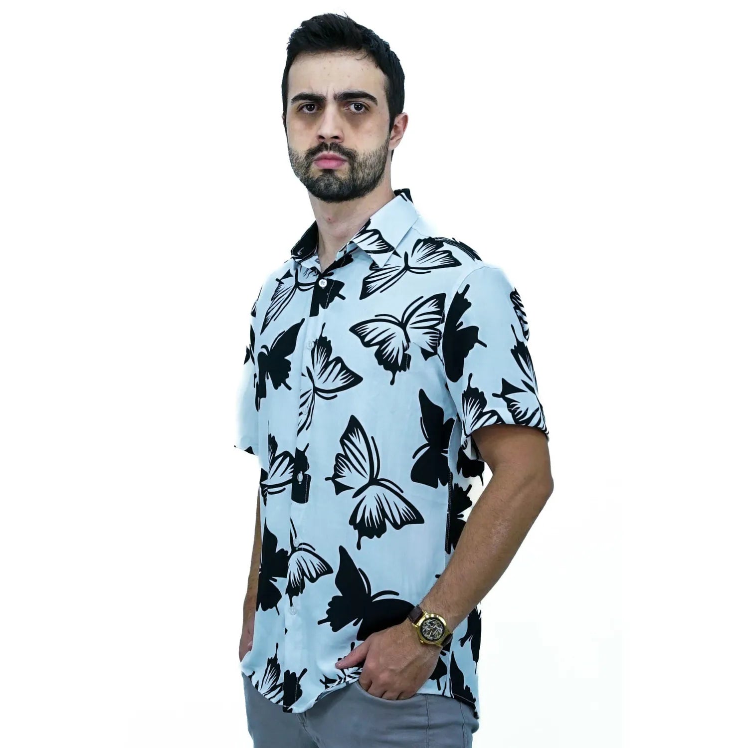 Modelo usando camisa social de viscose, de manga curta e com estampa de borboleta, na cor branca da Absinto Men.