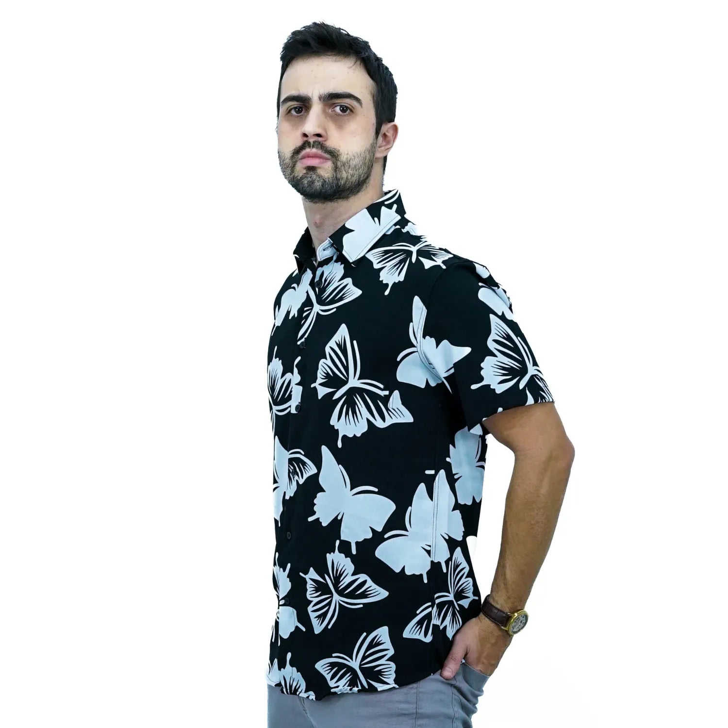 Modelo usando camisa social de viscose, de manga curta e com estampa de borboleta, na cor preta  da Absinto Men.