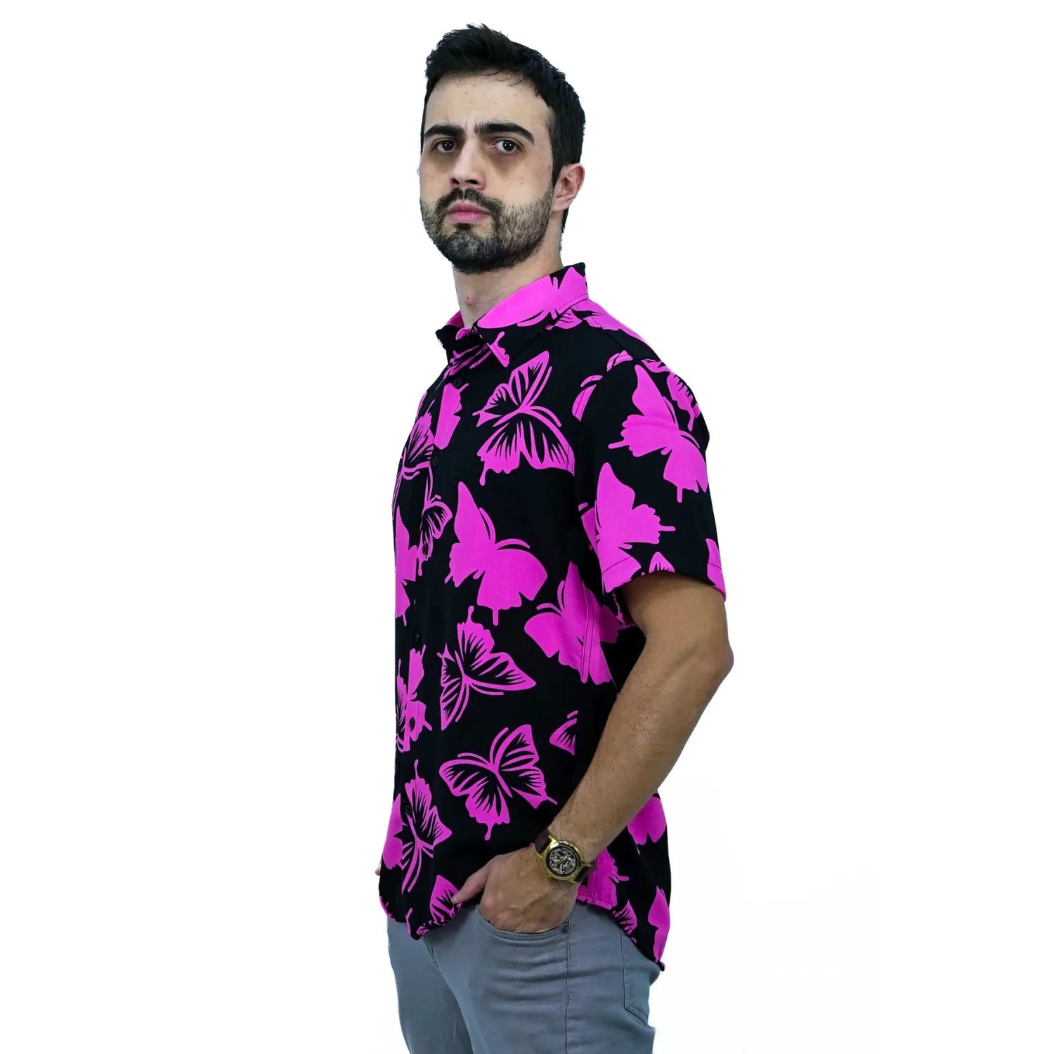 Modelo usando camisa social de viscose, de manga curta e com estampa de borboleta, na cor preto com rosa da Absinto Men.