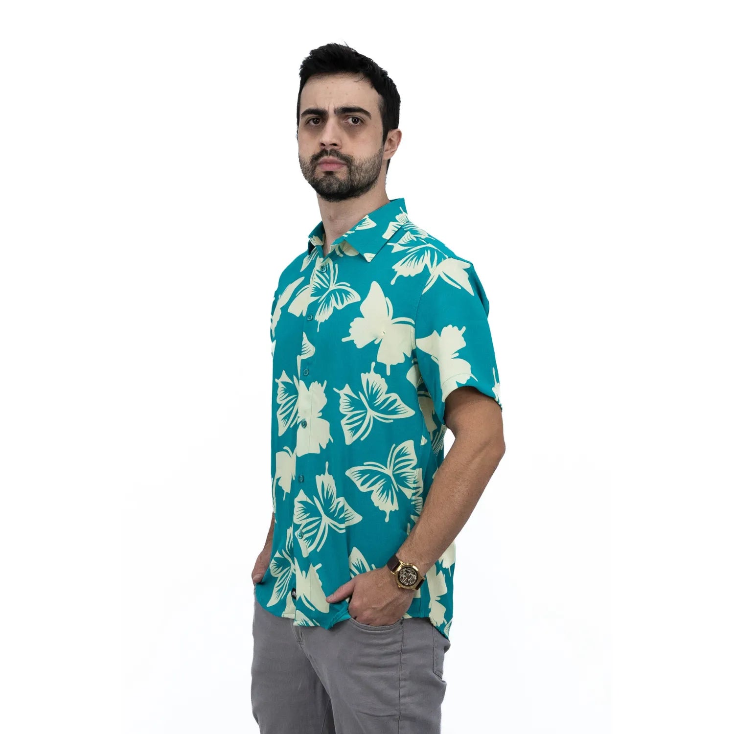 Modelo usando camisa social de viscose, de manga curta e com estampa de borboleta, na cor verde água da Absinto Men.