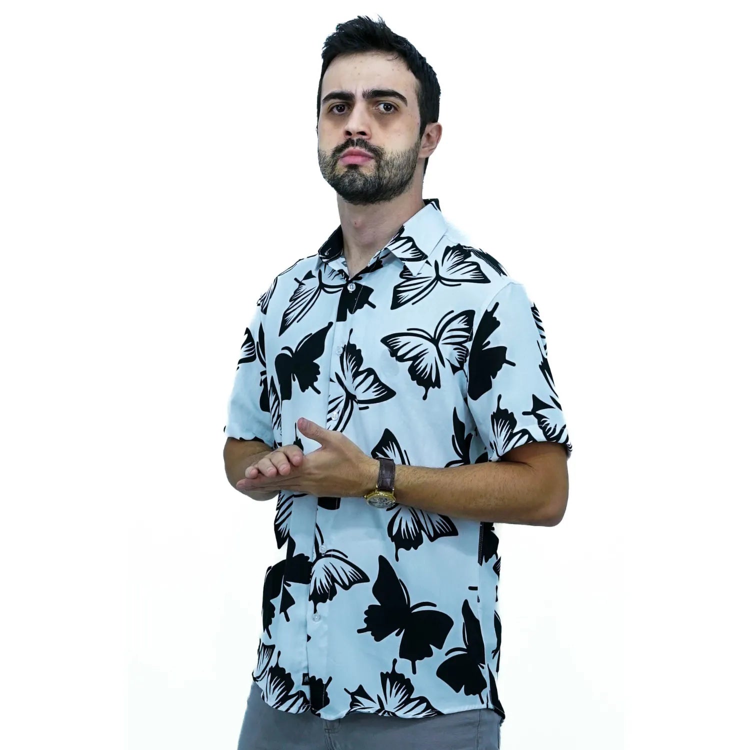 Modelo usando camisa social de viscose, de manga curta e com estampa de borboleta, na cor branca da Absinto Men.