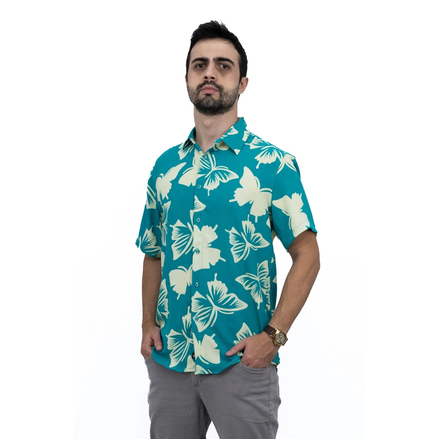 Modelo usando camisa social de viscose, de manga curta e com estampa de borboleta, na cor verde água da Absinto Men.