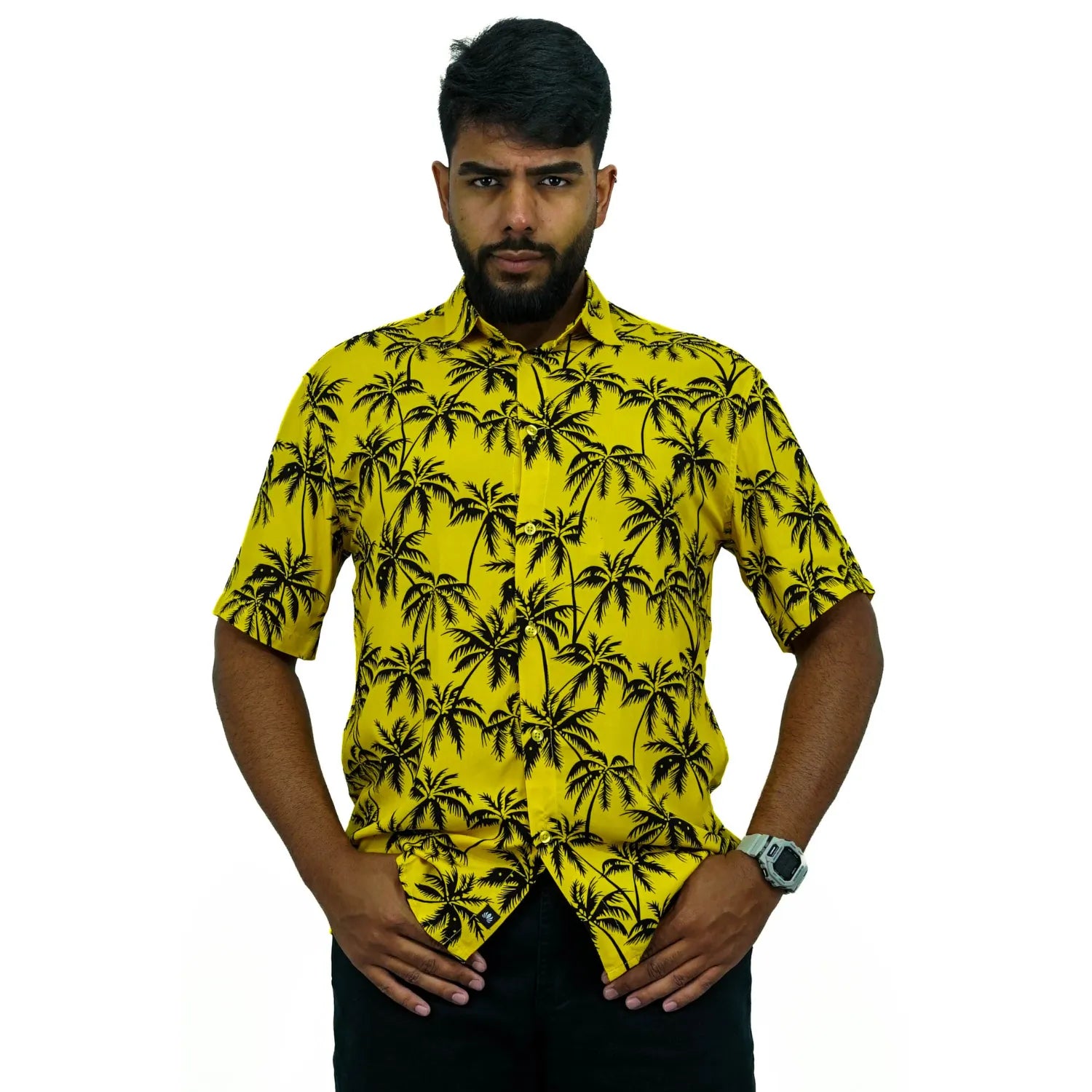 Camisa social manga curta, com estampa de coqueiro, 100% viscose, na cor amarela. Foto de modelo vestindo camisa social da absinto men.