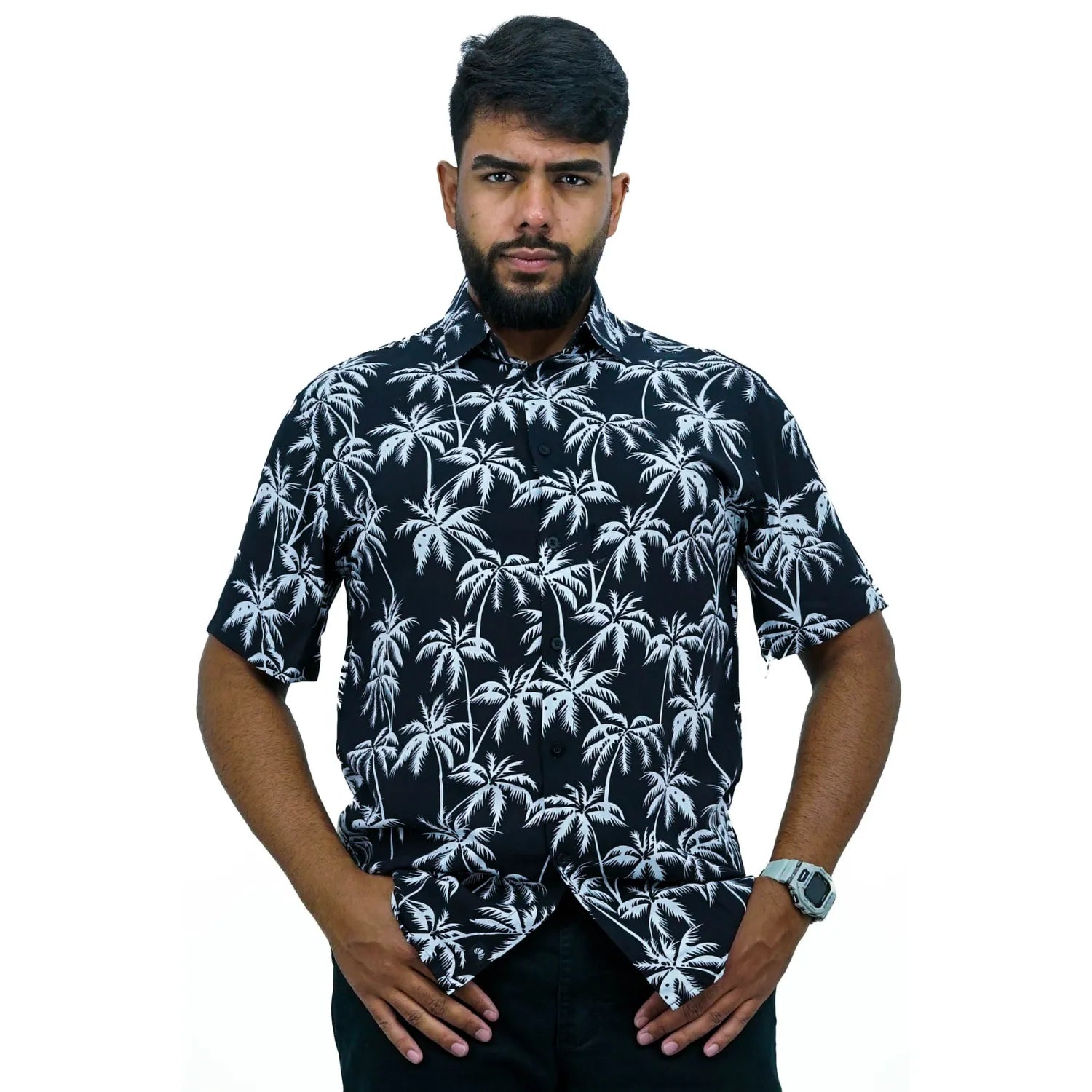 Camisa social manga curta, com estampa de coqueiro, 100% viscose, na cor preta. Foto de modelo vestindo camisa social da absinto men.