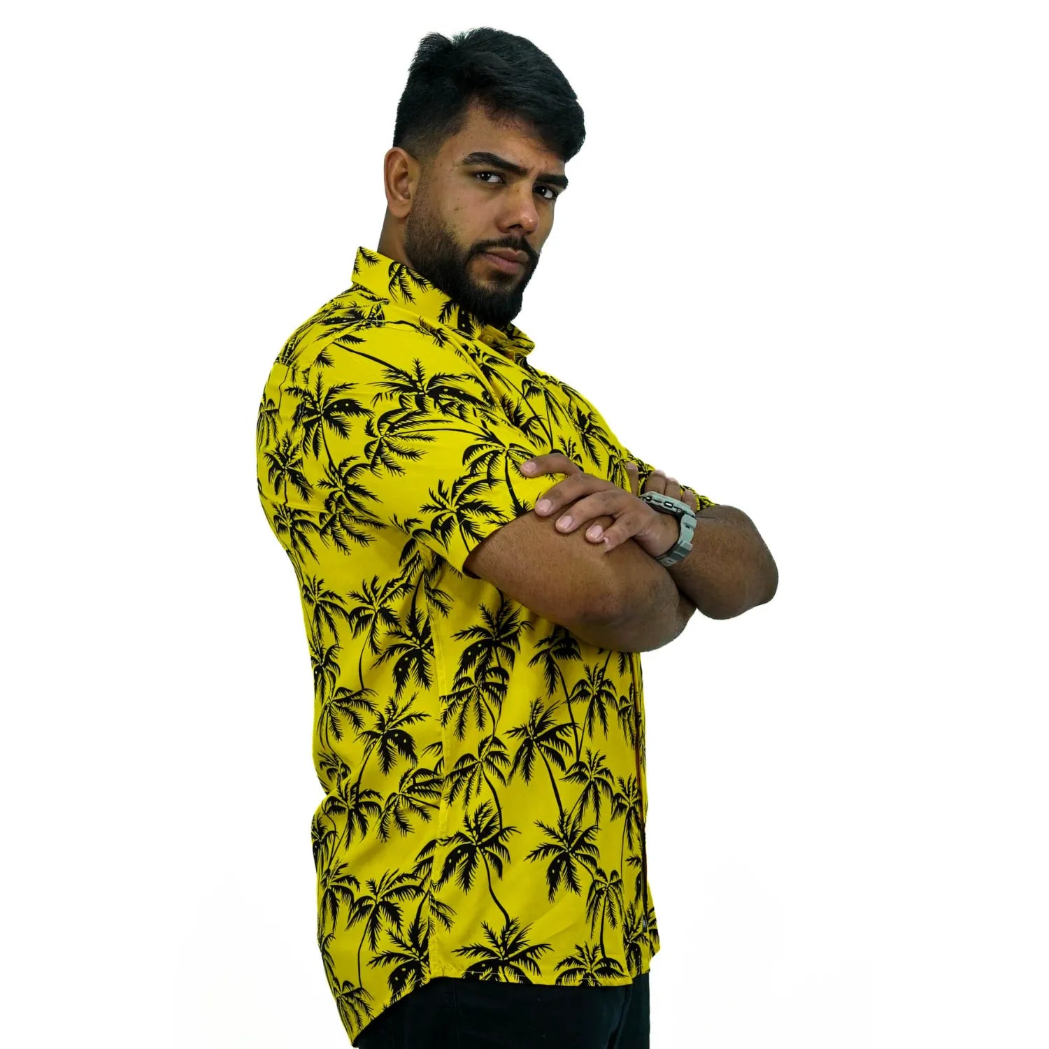 Camisa social manga curta, com estampa de coqueiro, 100% viscose, na cor amarela. Foto de modelo vestindo camisa social da absinto men.