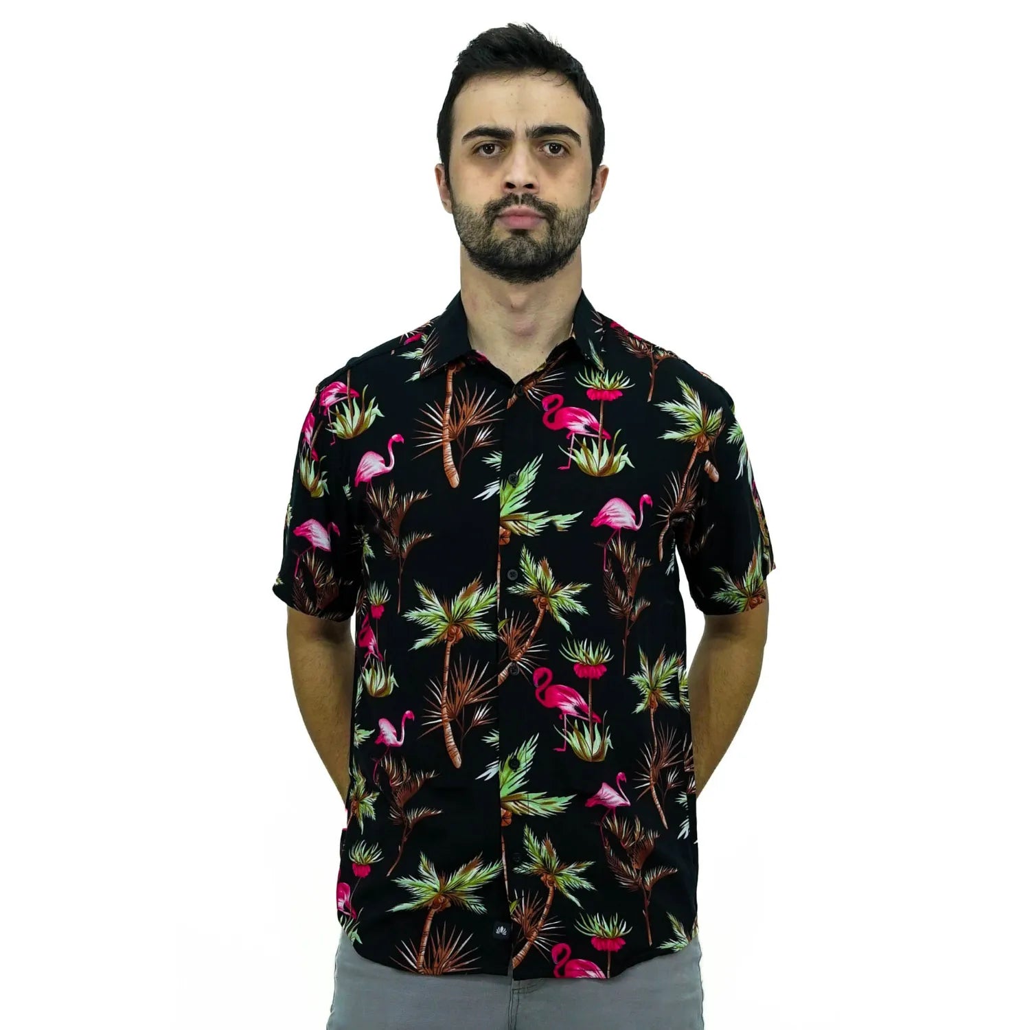 Modelo usando camisa social de viscose, de manga curta e com estampa de flamingo, na cor preta da Absinto Men.