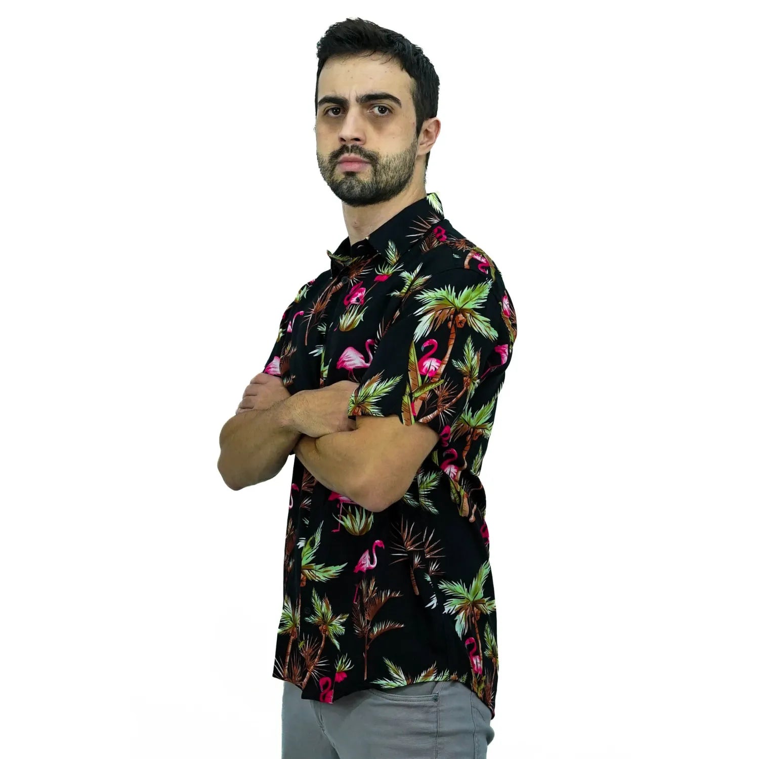 Modelo usando camisa social de viscose, de manga curta e com estampa de flamingo, na cor preta da Absinto Men.
