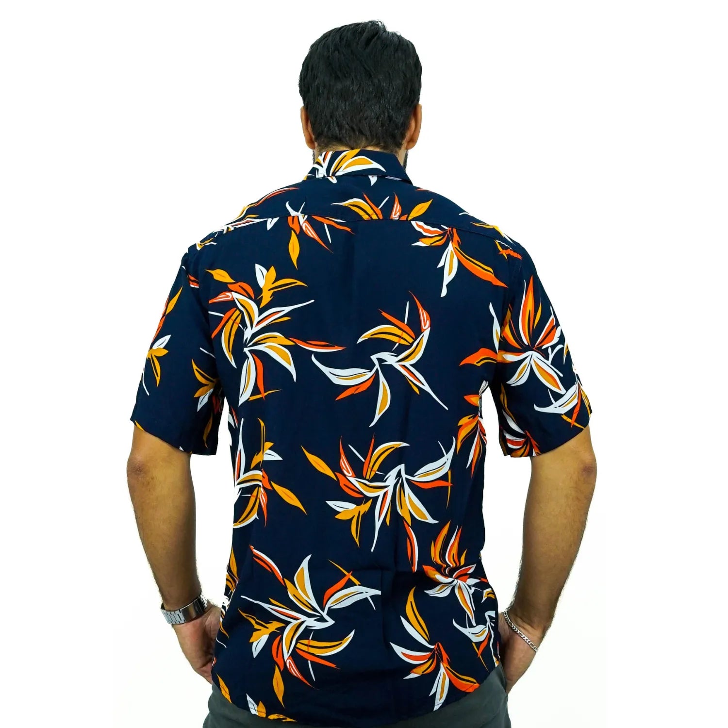 Foto de camisa social de viscose, com estampa floral, na cor marinho da marca Absinto Men.