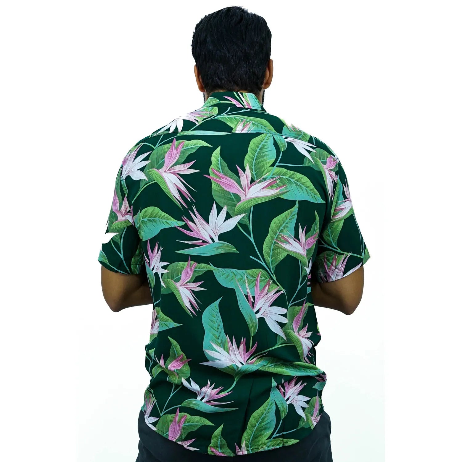 Foto de camisa social de viscose, com estampa floral, na cor verde da marca Absinto Men.