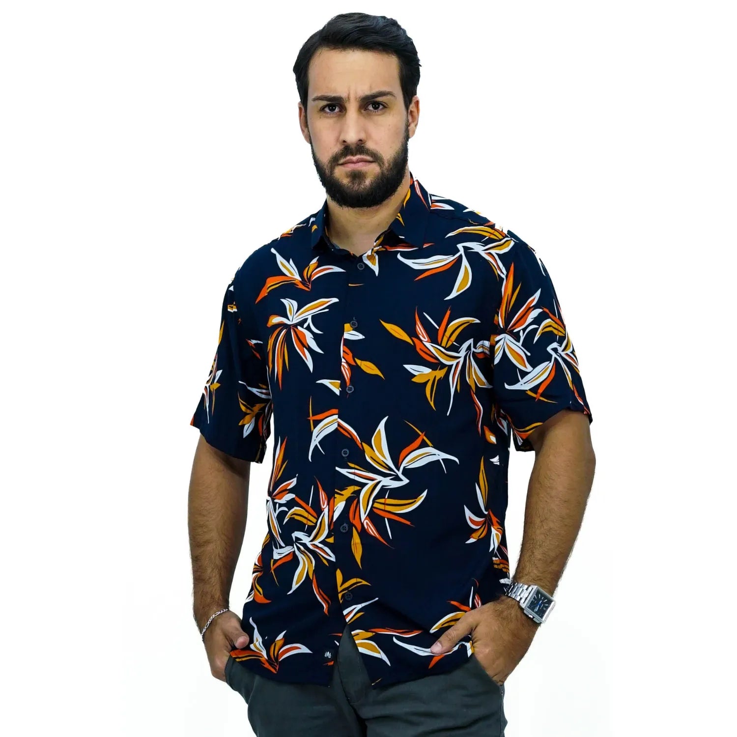 Foto de camisa social de viscose, com estampa floral, na cor marinho da marca Absinto Men.
