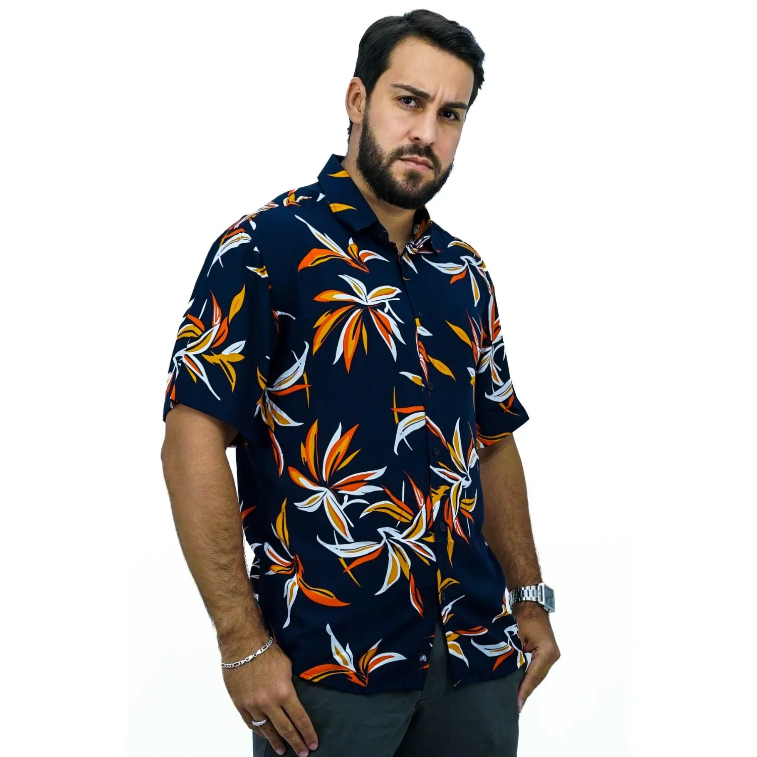 Foto de camisa social de viscose, com estampa floral, na cor marinho da marca Absinto Men.