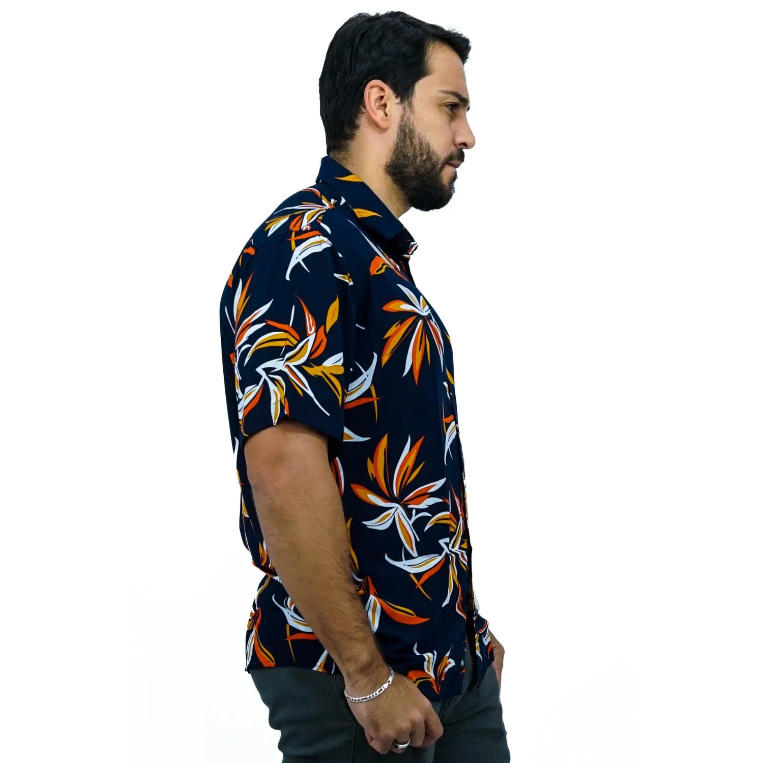 Foto de camisa social de viscose, com estampa floral, na cor marinho da marca Absinto Men.