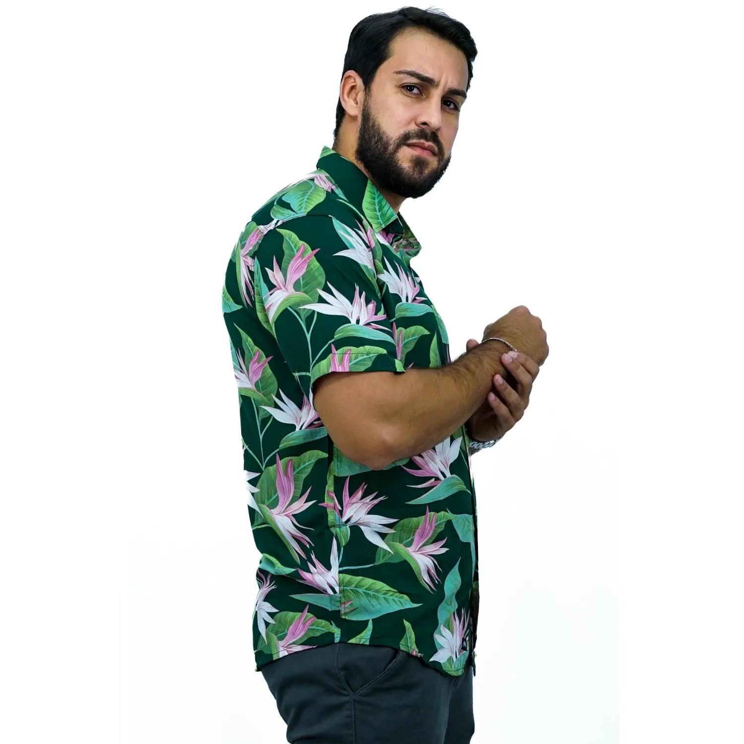 Foto de camisa social de viscose, com estampa floral, na cor verde da marca Absinto Men.