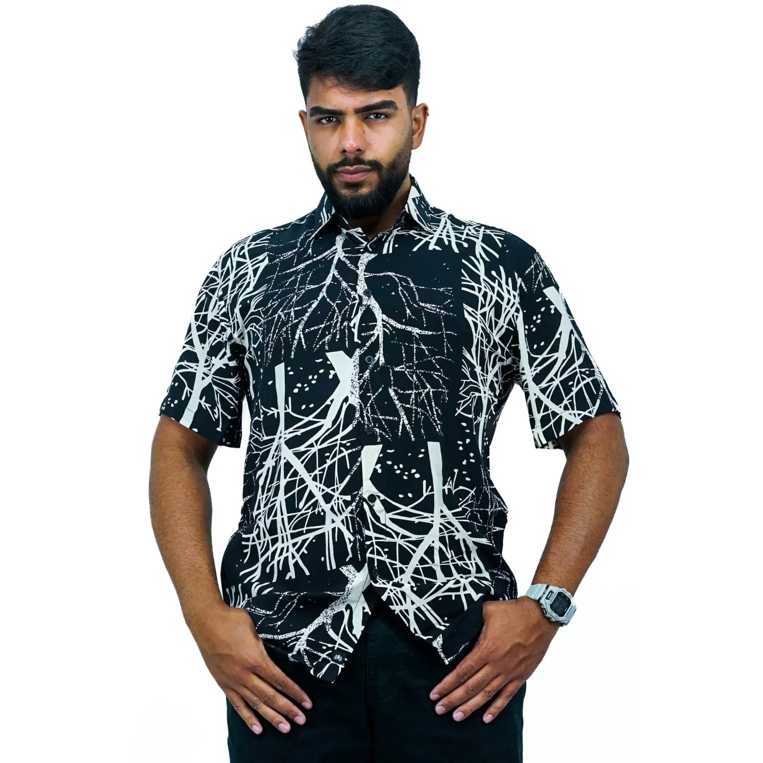Foto de camisa social de viscose, com estampa de galhos, na cor preta da marca Absinto Men.