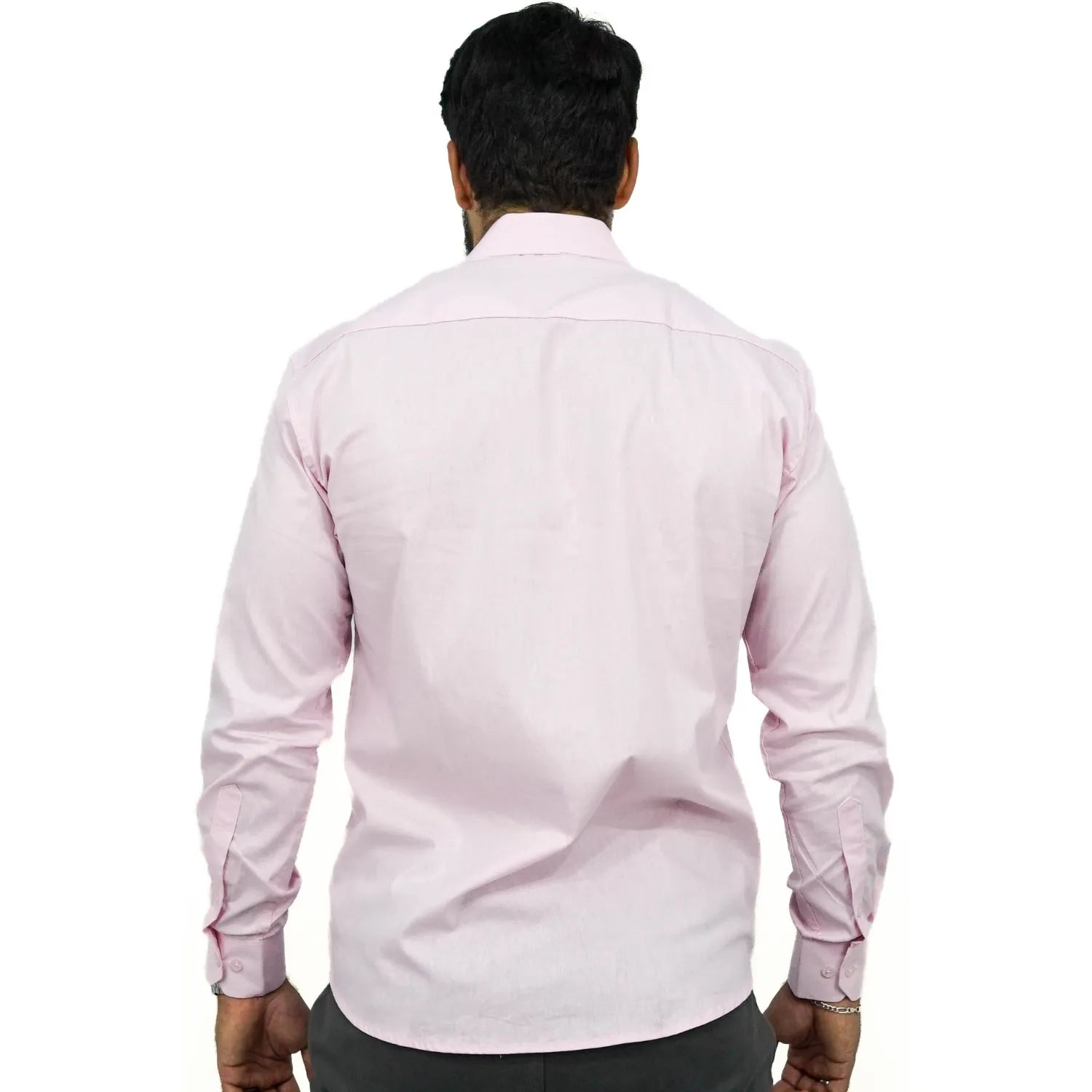 Camisa manga longa lisa, na cor rosa. Foto de modelo vestindo a camisa social da Absinto men.