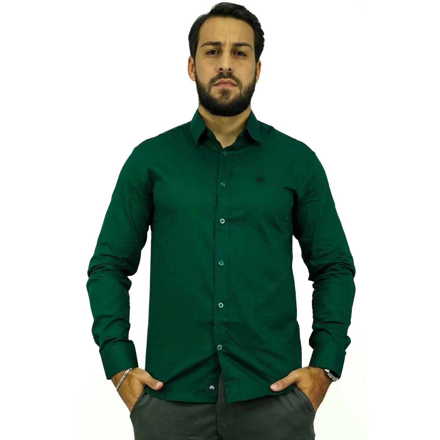 Camisa manga longa lisa, na cor verde. Foto de modelo vestindo a camisa social da Absinto men.