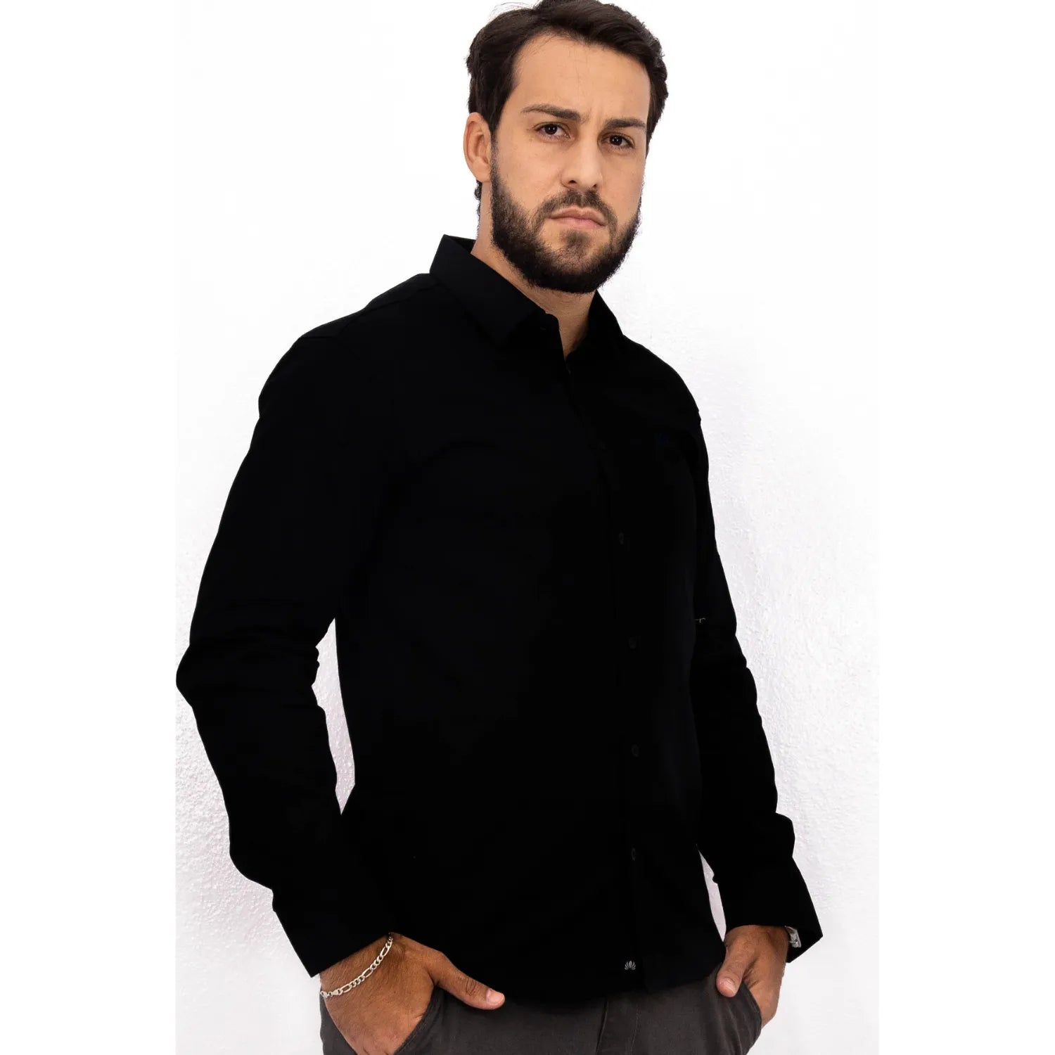 Camisa manga longa lisa, na cor preta. Foto de modelo vestindo a camisa social da Absinto men.