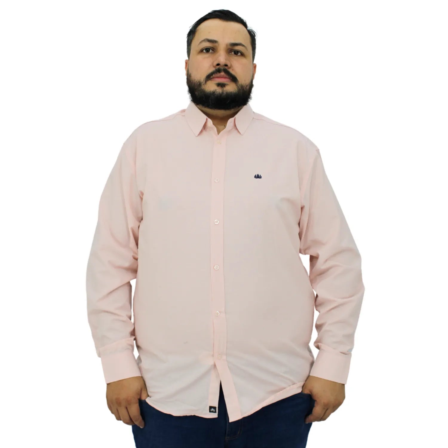 Camisa social masculina plus size de manga longa, lisa, na cor rosa. Foto de modelo usando a camisa social da absinto men.