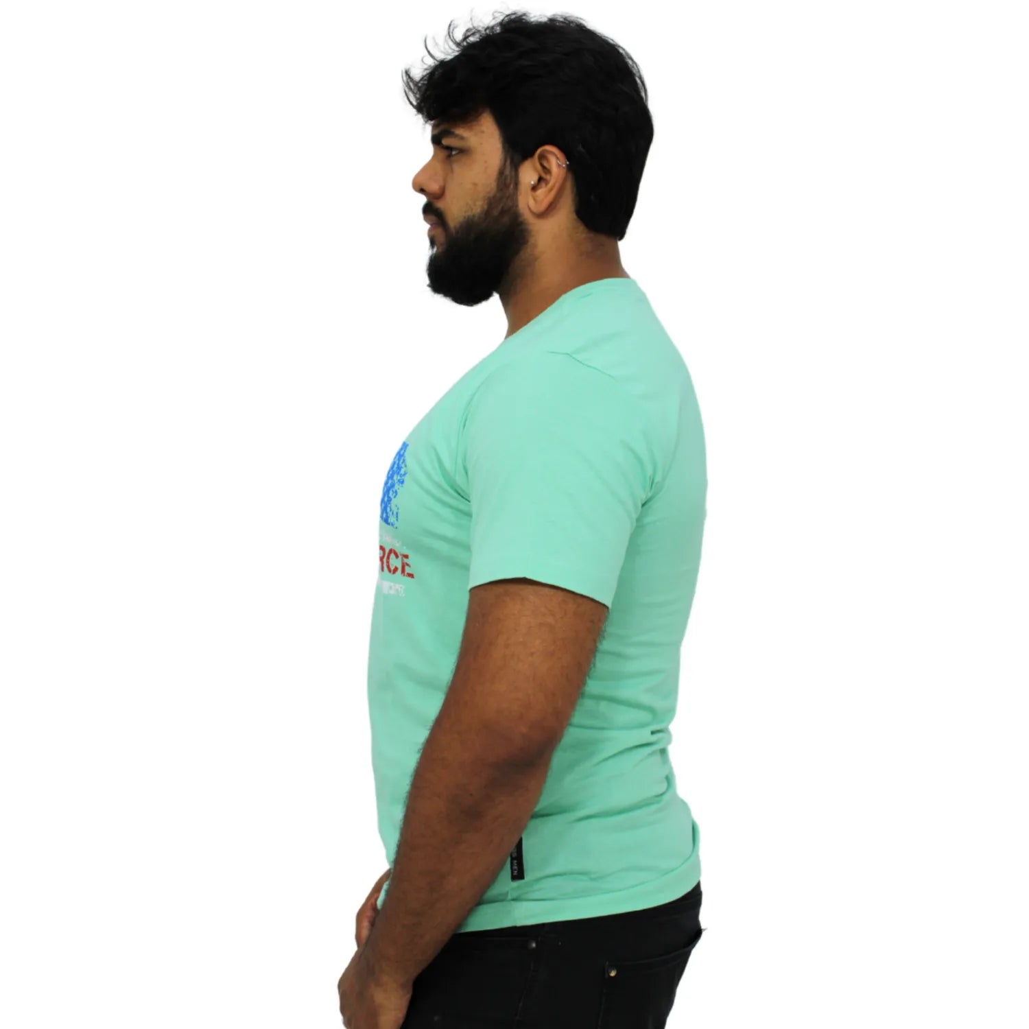 Modelo usando camiseta de algodão premium da Absinto Men, com estampa temática dos Estados Unidos.