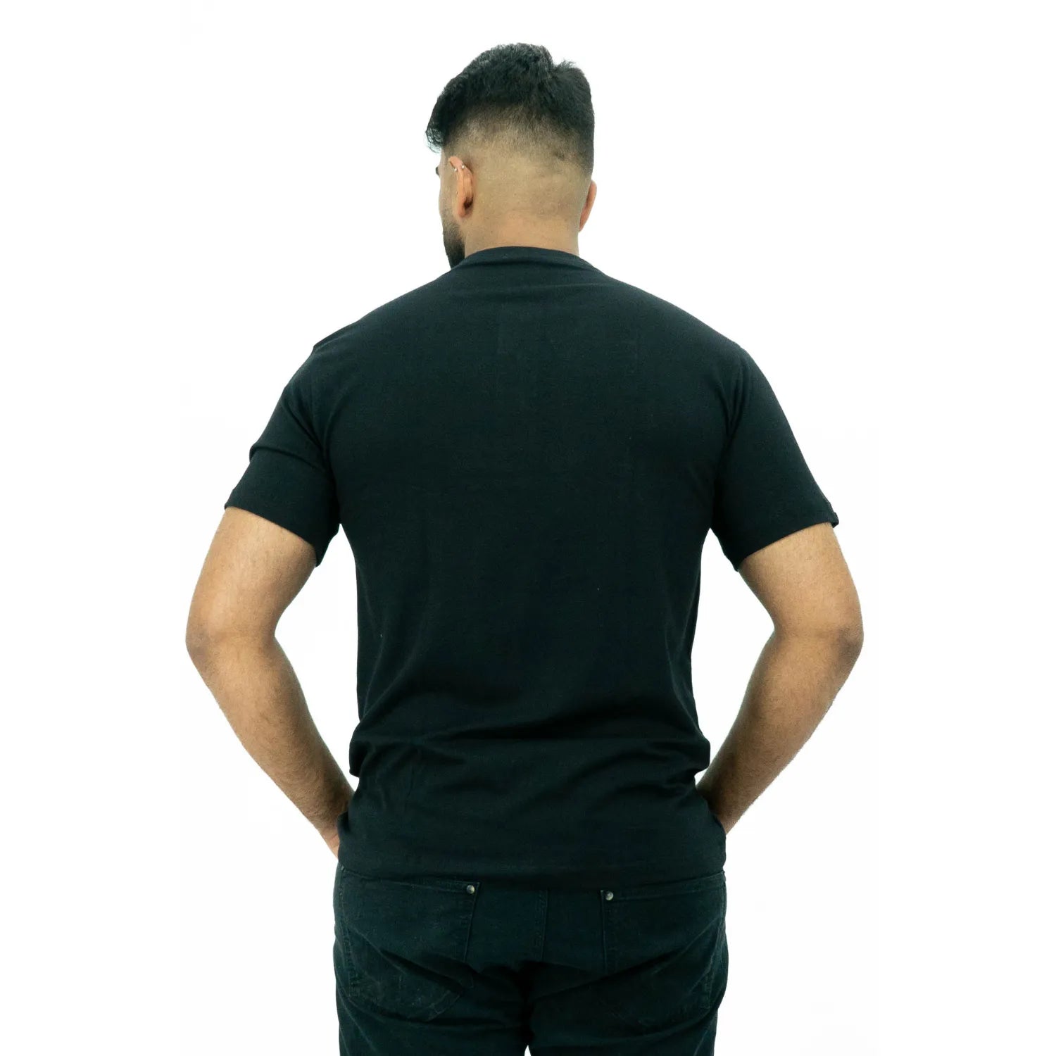 Modelo usando camiseta de algodão com elastano, com gola portuguesa, na cor preta da Absinto Men.
